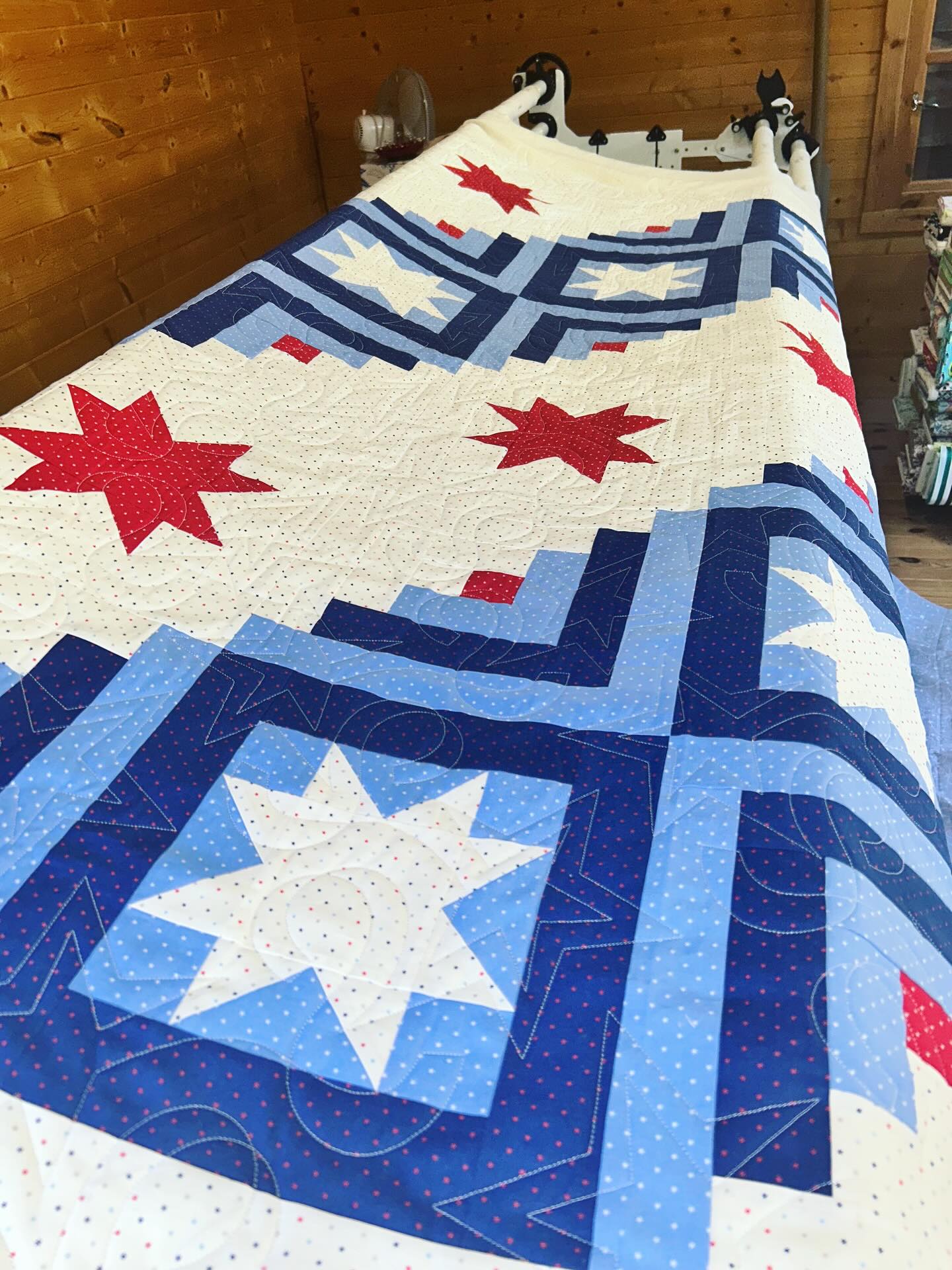 🪡🧵 CUSTOMER QUILT 🧵🪡
Log cabin and stars, a winning combination!
🧵 Pantograph- Star Streamers by @urban.elementz
🧵 Thread - Glide in Cool Grey by @habanddash
#logcabinquilt #quilt #quilts #quilting #quiltsofinstagram #quiltersgonnaquilt #quiltersofinstagram #customerquilt #longarmquilting #longarmquilter #longarmquiltingservices #starquilt #handiquilter #handiquilteramara #longarmquiltinguk #quiltingismybliss #makemodern #modernquilt #modernquilting #sewcreative #quiltingismytherapy #makersmovement #quiltstagram #quiltersofawesome #machinepiecing #madewithlove #traditionalquilt #e2equilting #edgetoedgequilting #quiltlife