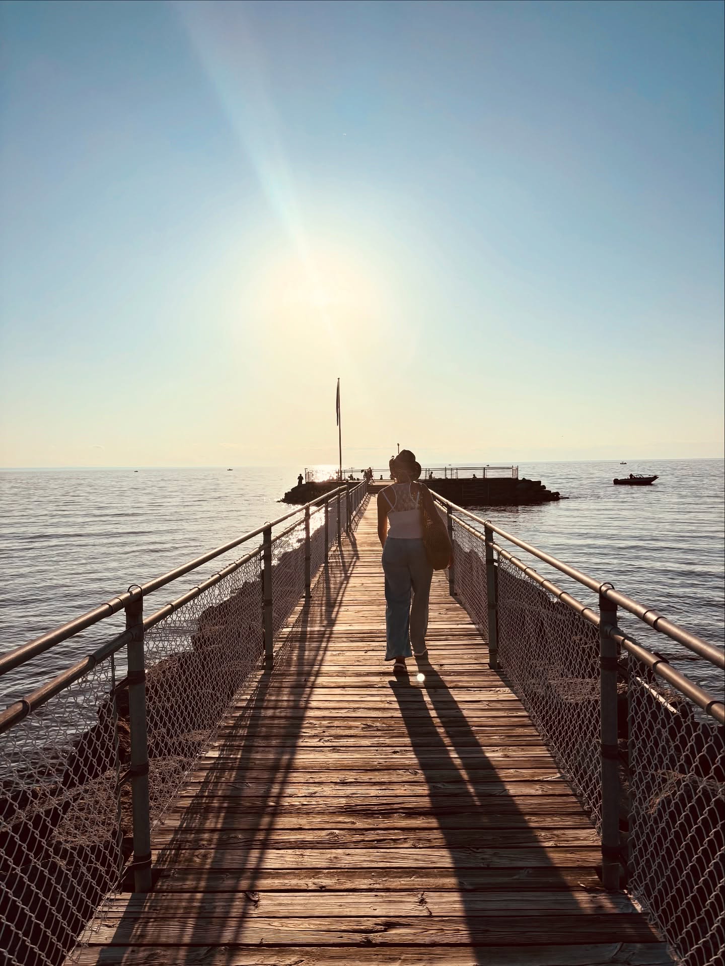 ✨ Mes plus beaux arrêts au bord du lac ✨
Sur la route, il y a ces endroits qui marquent…
⛱ La plage municipale de Saint-Gédéon et son petit quai paisible.
🍻 La Microbrasserie du Lac, parfaite pour une pause houblonnée.
🍺Le Bistro de La Chouape, avec sa terrasse donnant sur la rivière Ashuapmushuan.
🍻La Boutique de La Chouape, pour ramener un peu de terroir à bord.
🧀🥖 La fromagerie et boulangerie Médard, un arrêt gourmand par excellence : coup de coeur 💜 pour le fromage La Fermière.
🌲 Le Parc national de la Pointe-Taillon – coup de cœur pour le secteur du camp de Touage et ses rives sauvages…
📍 Et toi, c’est quoi ton spot coup de cœur au Québec?
✨ …et si le cœur t’en dit, participe à mon concours pour courir la chance de remporter un atelier de pain au levain 🥖👇
🔗 Lien du concours dans les commentaires!
#LaMieNomade #SpotsLacSaintJean #RoadtripGourmand #VanLifeQuébec #Microaventures #ConcoursLevain
#microbrasseriedulac
#Lachouape
#fromagerieetboulangerieMédard