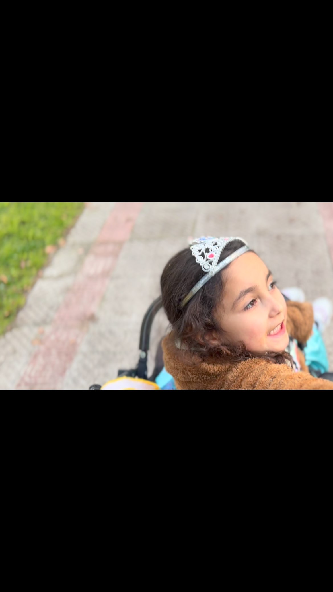 Hoy que se conmemora el día internacional del Síndrome de Dravet solo quiero pedir a la gente que deje de comentar “la niñita ya está muy grande para andar en coche”…no saben cuánto desearía que Leonor pudiera caminar, pero de verdad cada día le cuesta más
Me duele cuando me dicen eso, me duele porque me hacen sentir que hay algo mal con mi hija que es una sobreviviente a una enfermedad catastrófica, me duele porque estoy cansada y no quiero tener que dar explicaciones sobre que mi hija tiene discapacidad y le cuesta caminar…
Me duele porque todos los niños merecen poder vivir tranquilos al igual que sus cuidadores