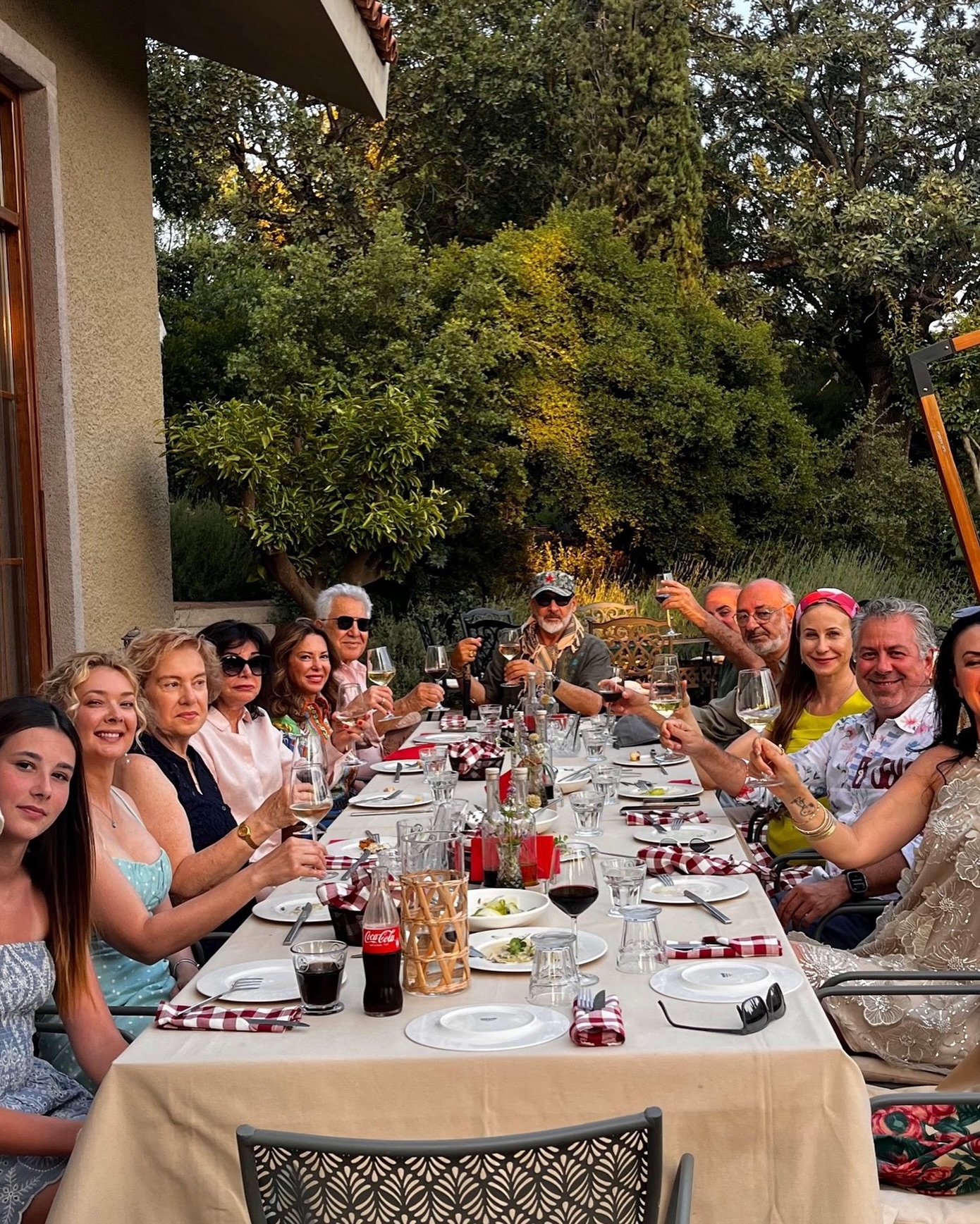 My Bodrum family 🙏❤️🧿 #blessedwiththebest❤️ @rinosgarden @svetlachko @omer_rino_disperati @ulkerlivaneli @nilufer_turkmen_ @turkmenozcan73 @redkinaatalay @iboatalay @lilymonata @selcukhasar @disperatialinda
#bodrum #circlebodrum #rinosgarden🌿 #aylinlivaneli #familylove❤️ #familyfirst❤️