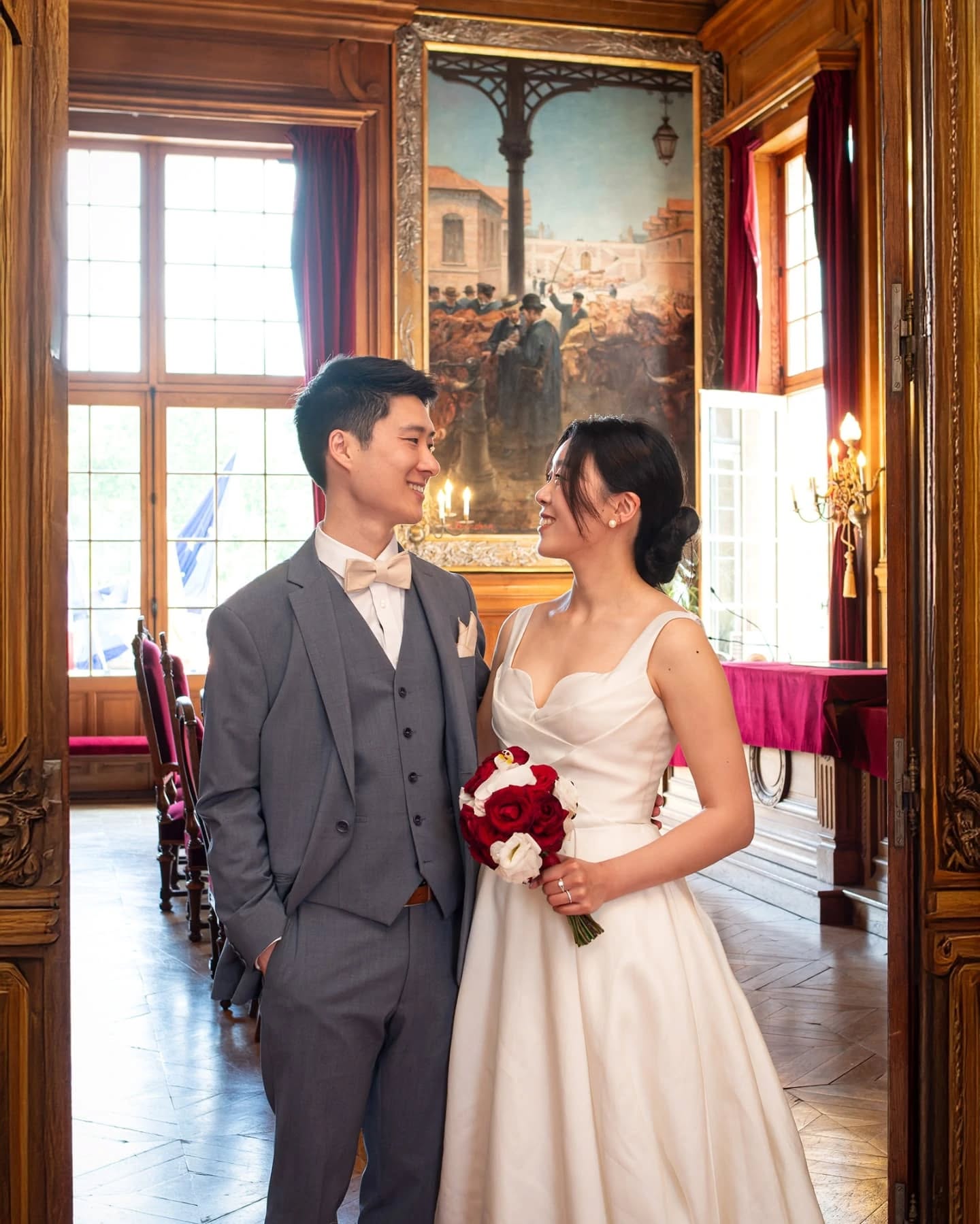 Voici un joli mariage asiatique célébré au cœur de Paris ✨ Stéphanie et Jérémy ont officialisé leur mariage civil dans la belle Mairie du 19e 🥰 Émotions fortes et sourires radieux des jeunes mariés mais également de la famille... On a passé un joli moment et j'ai eu plaisir de retrouver mon ami photographe @georgesvuong.photo qui pour cette fois, était convié à assister à la cérémonie en tant qu'invité 😁 merci à toi une fois de plus pour ta confiance 🙏📸💯
.
.
.
#Mariage #MariageParis #JourDeMariage #Amour #CoupleGoals #JustMarried #MariageChinois #MairieDu19e #Paris19 #ParisMariage #photographedemariageparis