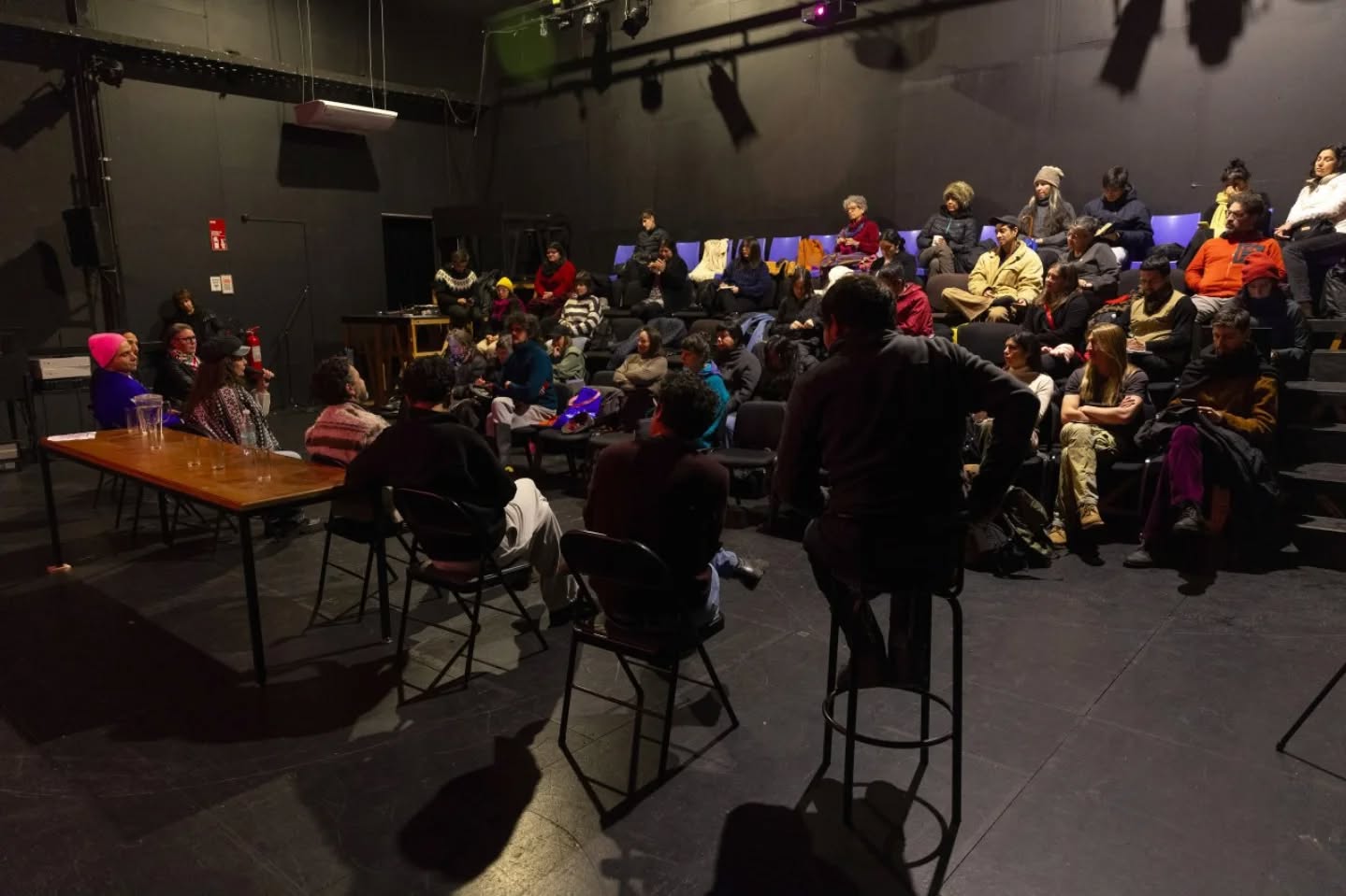 📸✨ CRIA Chiloé presente en el II Encuentro Nacional de la Red de Espacios de Residencias Creativas
El pasado 12 de junio, estuvimos en el Espacio Checoeslovaquia en Santiago, compartiendo experiencias, desafíos y sueños junto a diversos espacios de residencia del país. Un encuentro que nos permitió reflexionar sobre el ecosistema creativo nacional, fortalecer redes, fomentar el empleo digno y aportar colectivamente a las políticas culturales desde los territorios.
💬 Conversamos sobre modelos de gestión, creación situada, metodologías colaborativas y el profundo rol que cumplen las residencias en la descentralización del arte y la cultura.
🌿 Nos enorgullece ser parte de esta Red de Residencias junto a:
@ko_panqui · @cielosdelinfinito · @espaciotxawun · @criachiloe · @teatropuerto.cl · @centro_nave · @espacioflordeagua.cl · @checoeslovaquia
🗣️ Además, el encuentro contó con destacadas/os invitadas/os como:
@nonafernandez · @catadevia · @danzaciec y representantes del @goetheinstitut_chile · @institutofrances_chile · @ccesantiago · @liquenlab_magallanes
💛 Gracias a todas y todos quienes participaron de este importante espacio de diálogo y proyección.
📷 @nic.calderon
#ResidenciasCreativas #EcosistemaCreativo #RedDeResidencias #CulturaTerritorial #CRIAChiloé #Capanegra #ArteDesdeElTerritorio