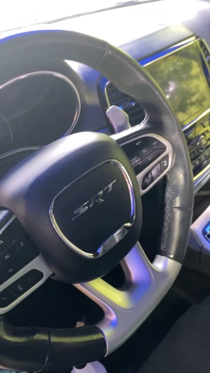 🔥 Grand Cherokee SRT – puissance brute, mais intérieur clean.
Ce monstre de la route avait besoin d’un petit coup de frais côté habitacle…
Demande du client : prestation Express Intérieure, rapide mais sans compromis sur le détail 💪
🧼 Ce que j’ ai fais en quelques heures :
✅ Aspiration complète de l’habitacle (sièges, tapis, coffre)
✅ Nettoyage précis des plastiques et consoles
✅ Vitres intérieures nettoyées
✅ Finitions nettes & ambiance purifiée
💬 Même les véhicules les plus puissants méritent un habitacle propre et confortable.
Iron Clean, c’est l’esthétique auto version haut niveau — même pour les SRT 🔥
📍 Intervention à domicile – autour de Saint Michel de Rieufret - Bordeaux Sud
📲 Réserve ton créneau sur www.ironclean.fr
📞 06.83.60.17.54
#grandcherokee #grandcherokeesrt8 #cardetail #cardetailing #lavageauto #lavageadomicile #gironde #detailing #detailingcars #detailingfrance