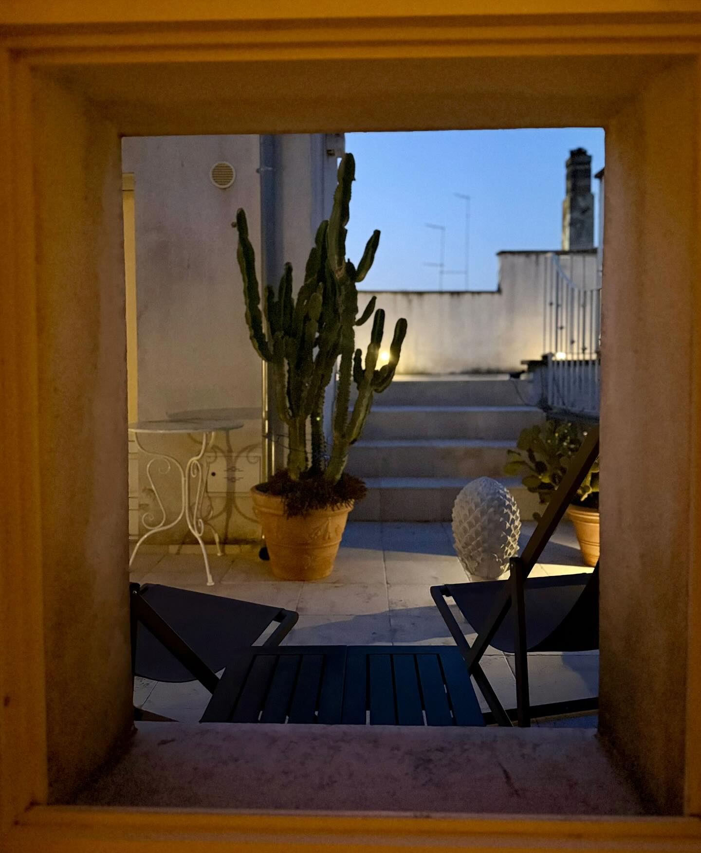 Il momento più bello dopo una giornata di mare è rientrare a “casa”, bersi un drink e rilassarsi su una magnifica terrazza!🍸🏖️☀️🏡Da @dimora_orsini_del_balzo ti sentirai come a casa e non vorrai più andartene!😜#carovigno #dimoraorainidelbalzo #ostuni #salento #salentodamare #brindisi #maldivedelsalento