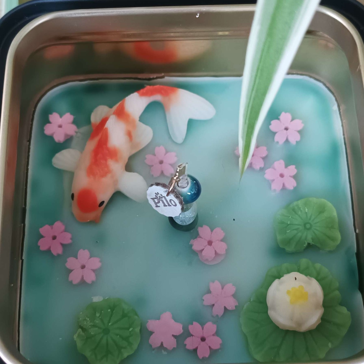 Découvrez notre dernière création artisanale : un bassin de sérénité capturé dans une bougie. 🐟✨ Fabriqué à la main avec notre cire d'olive pure et parfumé de fragrances exquises de Grasse, ce chef-d'œuvre trouvera parfaitement sa place chez vous ou fera un cadeau idéal. Laissez-vous hypnotiser par les détails fascinants et vivez une expérience sensorielle unique. 🌸
Pourquoi ne pas profiter de la Journée Mondiale du Bien-être pour offrir ce moment de paix à ceux que vous aimez ? 🧘♀️ Rendez-vous sur notre site pour explorer cet univers enchanté ! 💖
Visitez-nous à , , 13012, et découvrez l'art de la bougie durable. #cadeau #fragrance #bienetre #bougie #bougieparfumee #artisanal #faitmain #ciredolive #bougiedurable #decorationinterieur