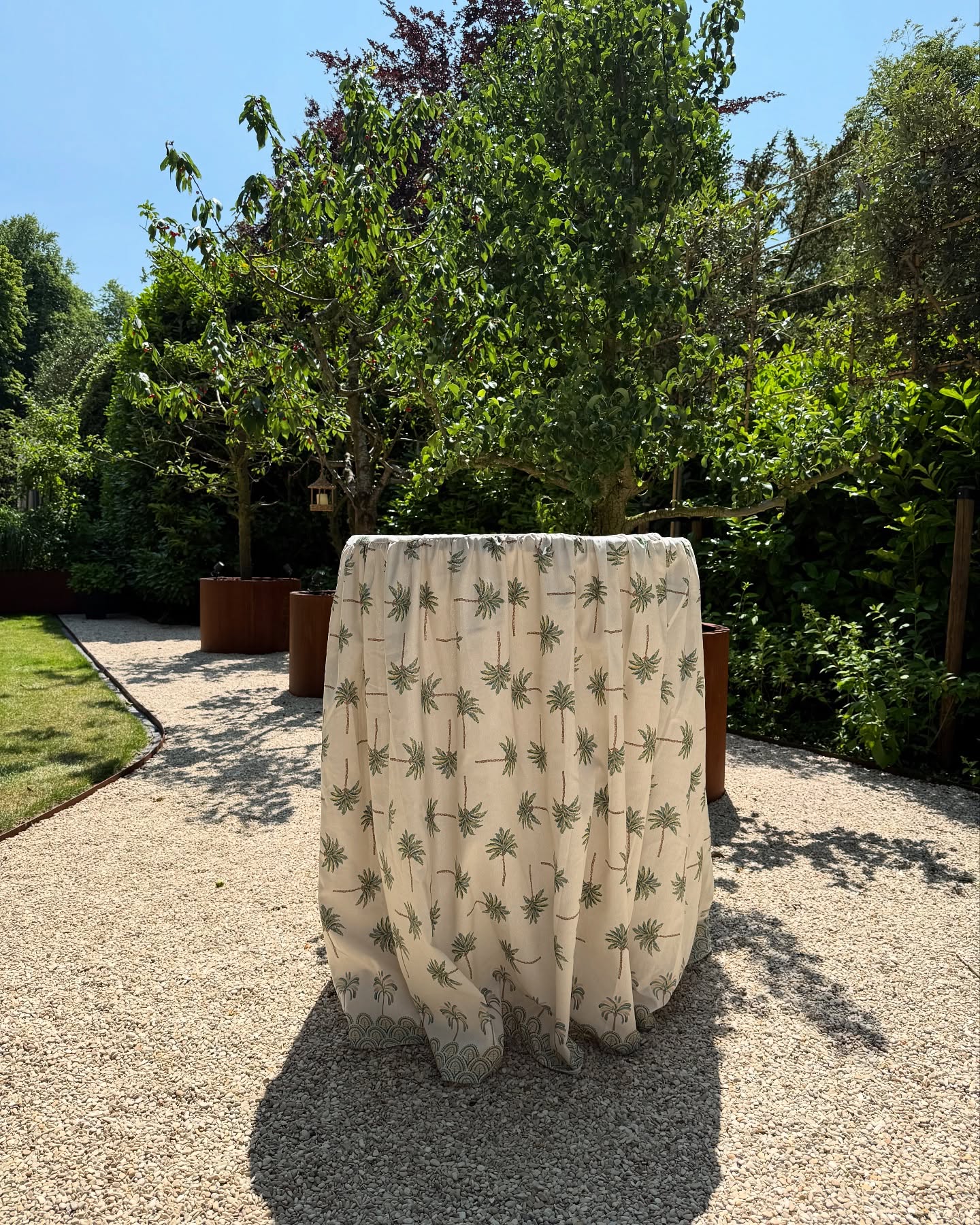 Sneak peek🤩 Statafelkleden in een prachtige palmenprint – in roze, blauw en groen.
En dat is nog maar het begin… er komen binnenkort nóg meer prints en kleuren in de collectie! 🤩 #statafelkleden #tafelkleden #tablestyling #tafelstyling #eventstyling #mooigedektetafel