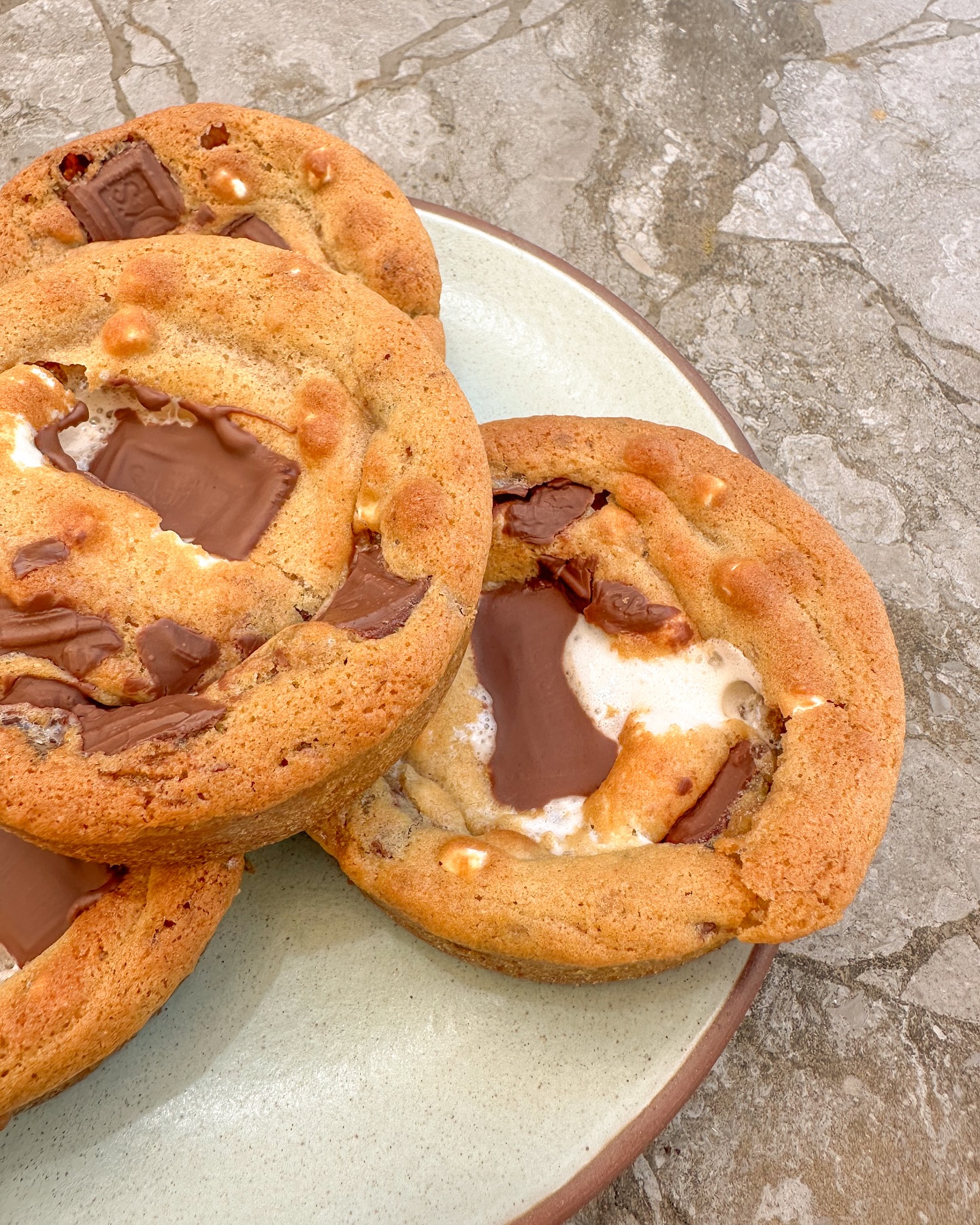 Oh you said you wanted S’MORE cookies to choose from?! 😂 Well you’ve got it! S’more cookies are only available for summer, so be sure to snag ‘em while you can! They’re a graham cracker cookie with Hershey’s chocolate pieces and dehydrated marshmallow mix-ins, stuffed with a marshmallow and topped with a Hershey’s chocolate square. If this doesn’t say summer, I don’t know what does!
•
•
•
•
•
#Smores #Summer #Cookies #Chocolate #Marshmallow #Homemade #HomeBaker #HomeBakery #SmallBusiness #ShopSmall #SupportLocal #WomanOwned #WomanOwnedSmallBusiness #Solopreneur #Mompreneur #VisitDavis #VisitYolo #BakingAndPolitics