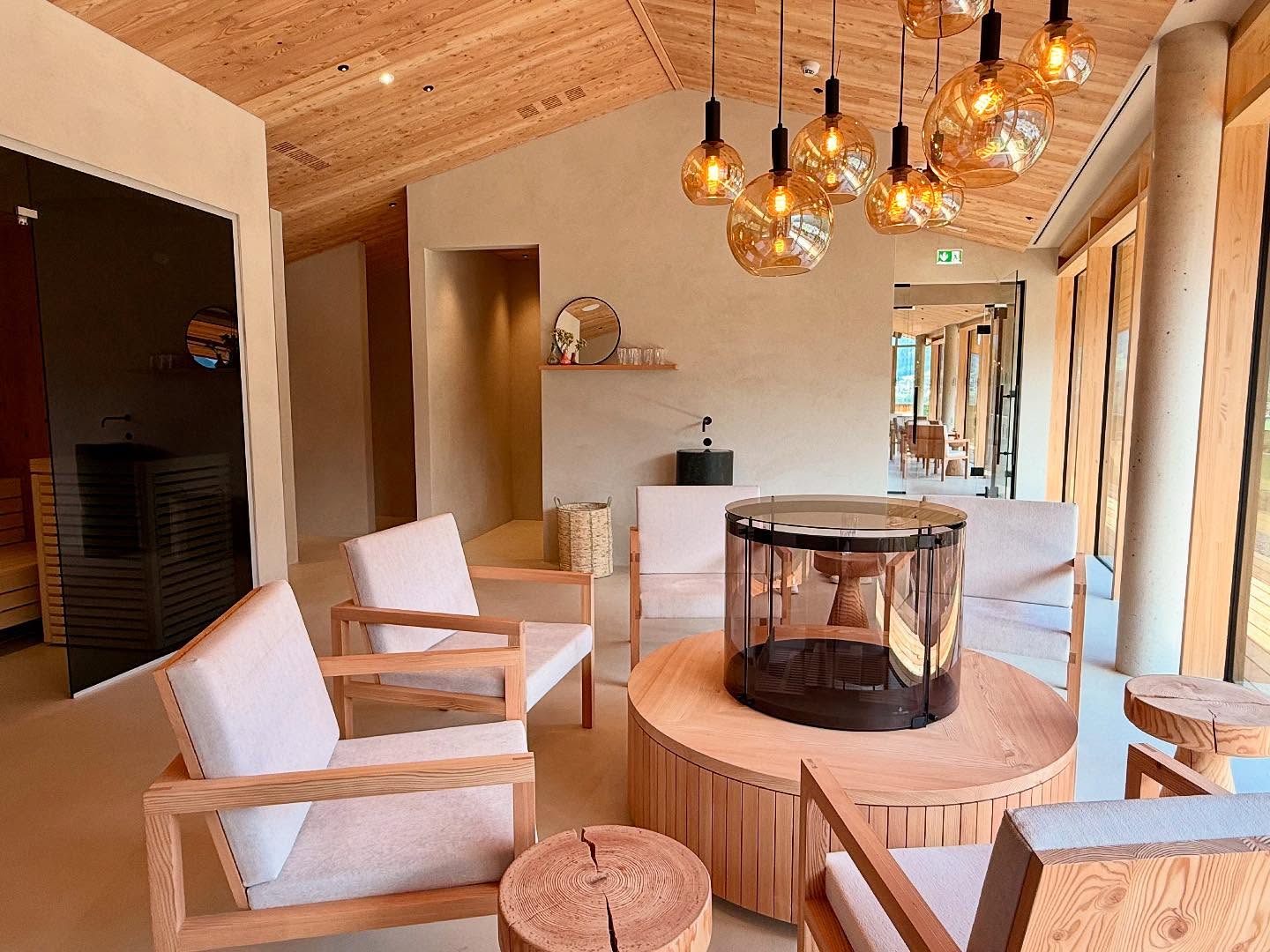 🌿 Elegant & reduziert:
Stille Momente. Warme Materialien. Klare Linien. ✨
Willkommen im Ruheraum der Lärchenlodge – gestaltet mit regionalem Holz & viel Liebe zum Detail.
#lärchenlodge #wellnesszeit #designmitblick #stubaital