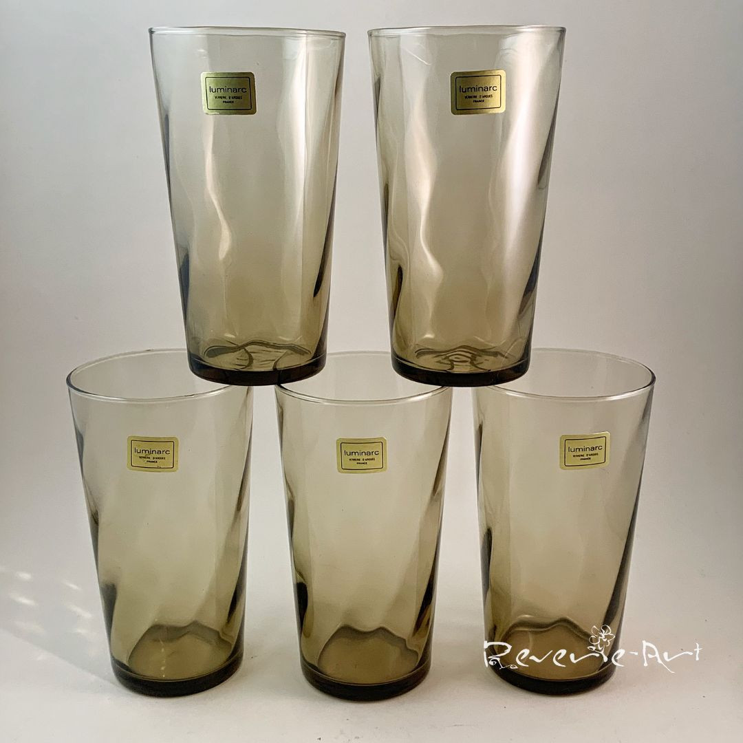 Elevate your dining experience with stunning 70's Smoked Glass Luminarc Water Glasses from the Tornado series. 🍷✨ This set of 5 is not just stylish, but it also adds a sophisticated touch to any interior design. Ready to refresh your tableware? Tap the link in our bio to shop now! #HomeDecor #VintageVibes #Luminarc #ReverieArt