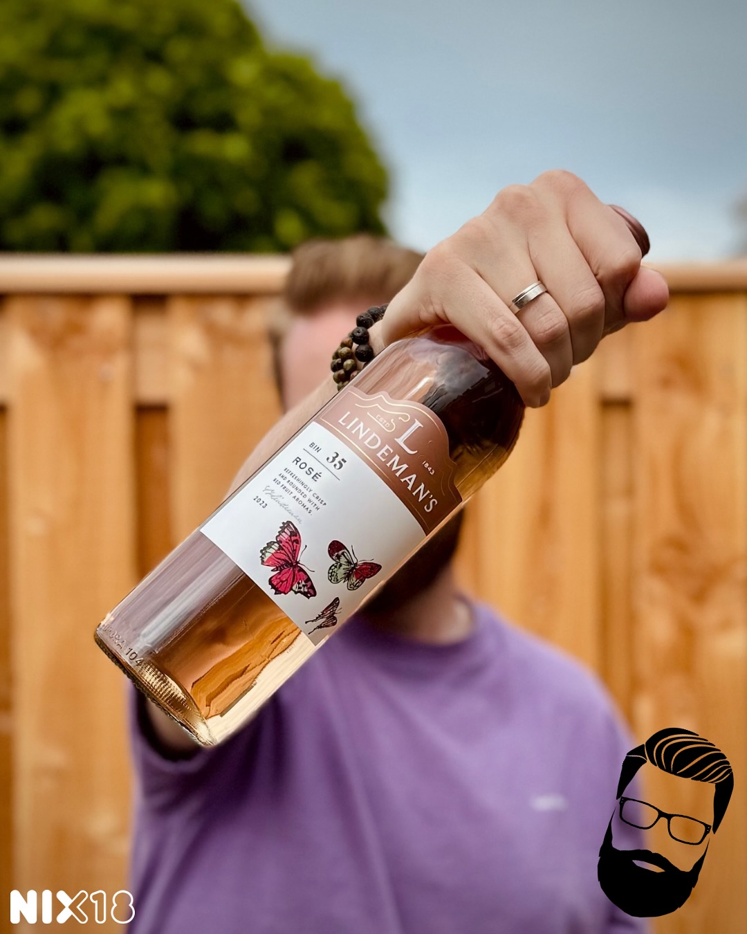 Lindeman’s Bin 35 Rosé, South Eastern Autralia, Australië
We blijven even hangen in de zon met deze knalroze dorstlesser: Lindeman’s Bin 35 Rosé🇦🇺 Een Australische allemansvriend die je waarschijnlijk al eens voorbij hebt zien komen - of zelf in je mandje hebt gelegd tijdens een zomerse impuls.
Qua geur? Eerlijk is eerlijk: niet bepaald verfijnd. Beetje zurig, tikkie boers. Ja, zo omschreef onze proefclub het. De smaak is een beetje snoepig: beetje aan de zoete kant. Denk aan frambozensnoepjes, aardbeienlimonade. En dan... smaak snel weg. Geen lange afdronk, gewoon een snelle slok-voor-de-dorst.
📌 Let op: geen wijn voor bij een verfijnd diner, wel perfect voor op een picknickkleed met een bak chips en de zon op je bol!
Onze beoordeling: 🍼🍼🍼
Wij kregen ‘m van @pitch.pr. Richtprijs is €6,65.
❗️Kleine teaser: met de Chardonnay kregen we wel de handen op elkaar bij de proefclub!
Lindeman’s is zo’n wijnhuis dat je overal tegenkomt - van de supermarkt tot het vliegtuig. Het komt uit Australië en bestaat al sinds 1843 (!), dus ze weten wel hoe ze wijn moeten maken. De stijl is altijd lekker makkelijk, doordrinkbaar en vooral bedoeld om gewoon van te genieten. Geen gedoe.
Deze rosé komt uit Zuid-Australië, dé wijnmotor van het land. Denk aan grote zon, grote wijngaarden en grote hoeveelheden wijn. Het gebied levert alles van topwijnen tot toegankelijke huiswijnen, zoals deze Bin 35. Warm klimaat = rijpe druiven = lekker zoetig.
Wij duiken in de supermarktwijn! Dat hebben we al héél lang niet gedaan. Maar toen @pitch.pr ons dit wijnpakket van @lindemans_supermarktwijnen!
#winethattasteslikehome #lindemans #pitchpr #rose #australianwine #proost #wine #wineenthusiastlife #winefluencer #winelover #wineofinstagram #winestagram #instawine #dewijnvaders #wijn #vaders #prouddad #papa