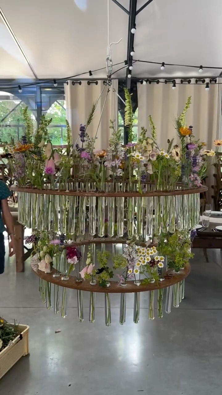 In Wonderland, Tiphanie & Diego
Il s’est passé tellement de choses et d’incroyables moments pendant ce week-end que je n’ai pu filmer qu’une infime partie.
Je laisse le plaisir à @elisanogaret de vous dévoiler le reste en vidéo et à @thomas_dedenon_photographe en photos !
J’ai l’impression de me répéter sur chaque rétrospective de week-end et je m’en excuse pour ceux qui me lisent, mais je m’étais promis de décrire au plus juste, avec mes émotions, ce qu’il s’est passé pour chaque mariage en ce début mai.
Un très beau et chaud week-end à Vaugency !
Un couple incroyable, des familles dévouées, investies corps et âmes dans les préparatifs de cette journée tant attendues.
Jusque dans les cadeaux invités, préparés aux petits oignons !
Ce que je retiendrai de ces 3 journées :
- un échange profondément inspirant au coin du feu cet hiver avec Tiphanie & Diego
- les idées géniales de Tiphanie et sa détermination à toute épreuve (j’adore !)
- le magnifique bus anglais @bus2be pour les navettes
- Retrouver Léa de @green_my_day_ mais surtout de notre association de cœur @margoo.fr
- L’afternoon tea sportive aux côtés de Léa
- Être aux côtés de Elisa & Flo
- Découvrir un chouette livre band @youngblood.officiel (voir stories à la une)
- Accueillir la première ouverture de bal sur le pont
Tout passe tellement vite, voilà déjà le 7ème mariage tout juste terminé. À peine le temps de se reconnecter aux gens qu’il faut déjà tourner la page et laisser la place dans notre cœur pour les prochains …
Mais comme on aime ça !
———
Organisation + coordination : Léa et Manon @green_my_day_
Photos : @thomas_dedenon_photographe
Vidéo : @elisanogaret
Fleurs : Mathilde @fermelesmessicoles
Musique, lumière et animations : @guillaumegam
Live band : @youngblood.officiel
Repas : @maison_branche
Navette : @bus2be
.
.
.
.
.
#domainedevaugency #mariage2025 #mariageinternational #mariageenchampagne #weddinginchampagne #fetedelamusique #ouverturedebal #lieudereception