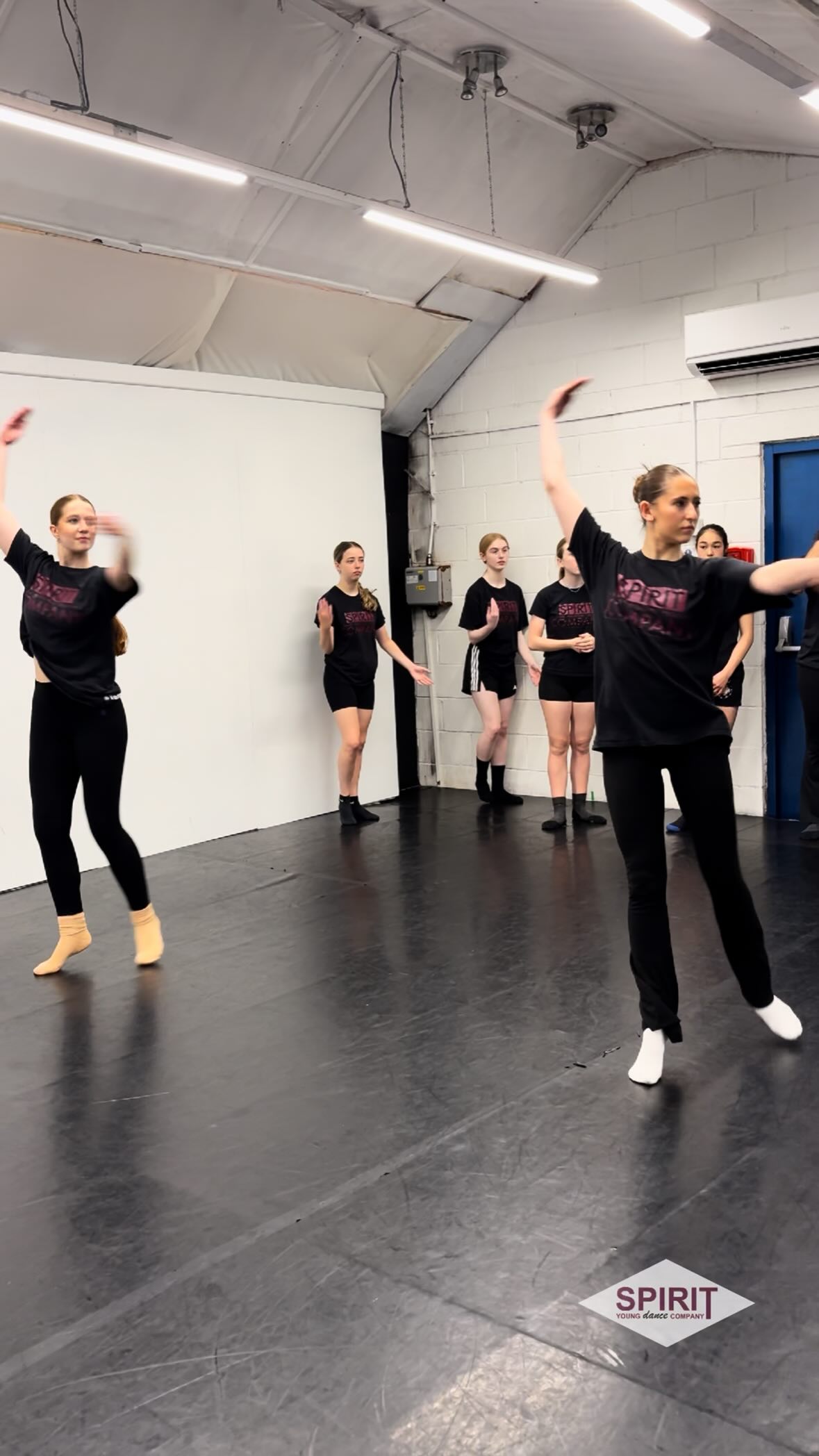 Our fabulous seniors Sophie and Emily in jazz technique with @kathrynsiandance 🤩
•
•
#spiritydc #dance #training #londondance #TeamSpirit #danceteam #dancecompany #dancecompetition #competitivedance
#lovedance #london #jazz #lyrical #commerical