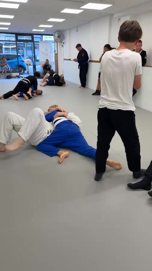 💃🏼Youth BJJ Rolling on a Tuesday session
#bjj #maharajiujitsu #grappling