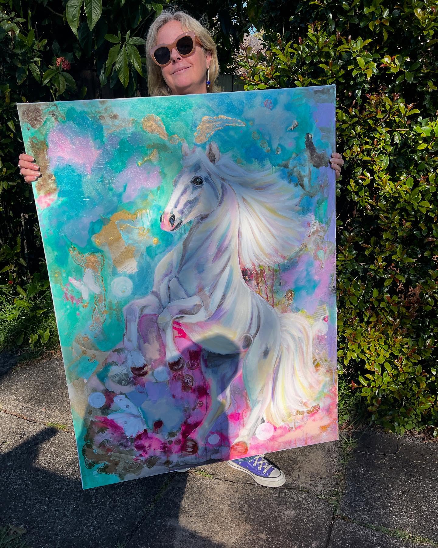So I received this photo and touching words from my competition winner @kyliepeach after she received her #painting 💕 it made me so happy that this piece ended up in her loving home 😍 ‘Hey I have to tell you I honestly cannot stop looking at my new painting, I feel like I can see into the soul of that horse. I don’t think you have any idea how talented you are. It’s next level! I’m so grateful to have this as mine to own. The pics on social media did not do it justice. It’s so stunning, I will treasure it thank you so much! 🙏🩷🦄🙏🩷
