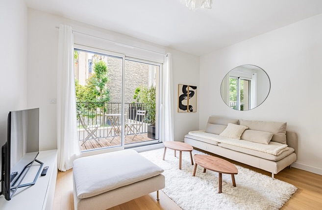 Élégant, functional, peaceful 🌟 Discover this apartment, located in Neuilly -sur -Seine, ideal for a comfortable stay. It features a bright living room with TV and Wi-Fi, a spacious double bedroom with storage and access to a balcony, a fully equipped open-plan kitchen, and a modern bathroom. Located in a quiet and refined setting, it allows you to reach the Jardin d'Acclimatation in 15 minutes on foot and the Champs-Élysées in just 20 minutes by metro.
🏠On the 1st floor with elevator
🌿 A balcony
🛋️ Spacious and welcoming living room
📺 TV and Wi-Fi
🍳 Equipped kitchen with hob, microwave, oven, Nespresso coffee machine, and kettle
🛏️ A comfortable double bedroom with a closet
🚿 A modern shower room
🛏️ A baby cot is available in the apartment
🧺 Washing machine
For rent for a month and more 🏠
More informations : info@evengestion.fr 📨
Élégant, fonctionnel, paisible, découvrez ce superbe appartement situé à Neuilly-sur-Seine, idéal pour un séjour tout confort. Il comprend un séjour lumineux avec télévision et Wi-Fi, une spacieuse chambre double avec rangements et accès à un balcon, une cuisine américaine entièrement équipée et une salle de bain moderne.
Situé dans un cadre calme et raffiné, il vous permet de rejoindre le Jardin d'Acclimatation en 15 minutes à pied et les Champs-Élysées en seulement 20 minutes en métro.
🏠Au 1er étage avec ascenseur
🌿 Un balcon
🛋️ Séjour spacieux et chaleureux
📺 TV et Wi-Fi
🍳 Cuisine équipée avec plaques de cuisson, micro-ondes, four, machine à café Nespresso et bouilloire
🛏️ Une chambre double confortable avec placard
🚿 Une salle de douche moderne
🛏️ Un lit bébé est disponible dans l'appartement
🧺 Lave-linge
À louer pour un mois et plus 🏠
@evengestion
Pour plus d'informations : info@evengestion.fr 📨
#gestionlocativesaisonnière #vacancesaparis #neuillysurseine🇫🇷 #evengestion #vacancesfrance #pourtoi❣️