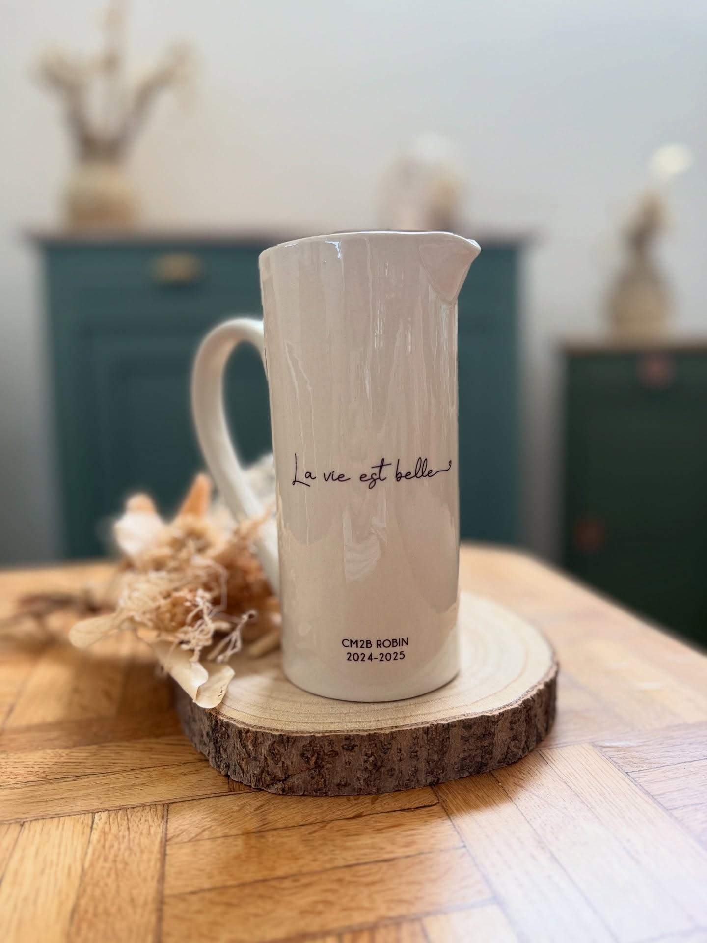 Le cadeau qui fait VRAIMENT plaisir. On adoooore nos pichets personnalisés, en cadeau pour les maîtresses, vous en pensez quoi ?
#cadeaumaitressepersonnalisé #cadeaumaitresse #maman #mamanaufoyer #cadeaupersonnalisé #luzetnina #creatricetoulousaine #toulouse