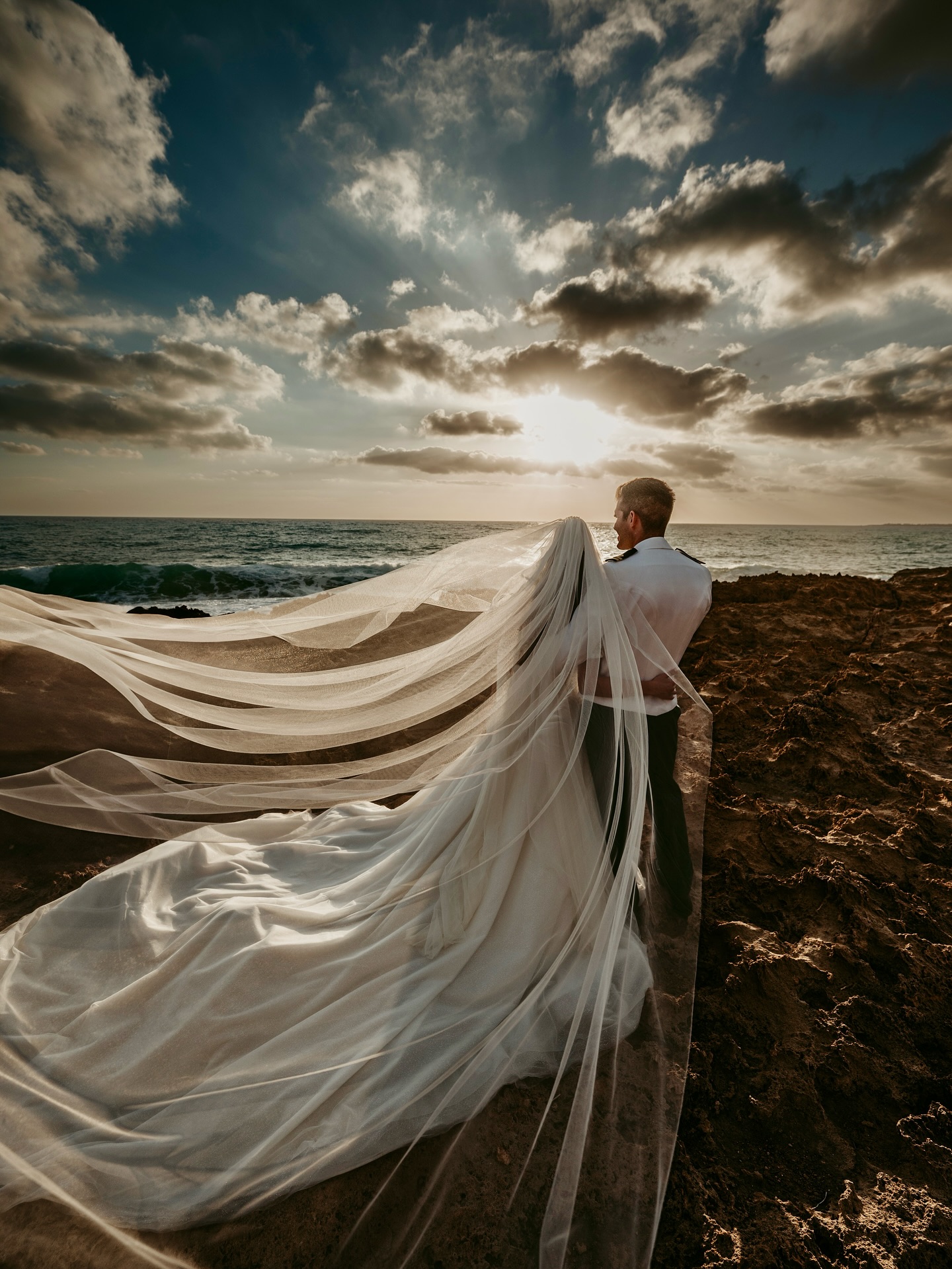 🌅👰🏻🤵🏻🌊