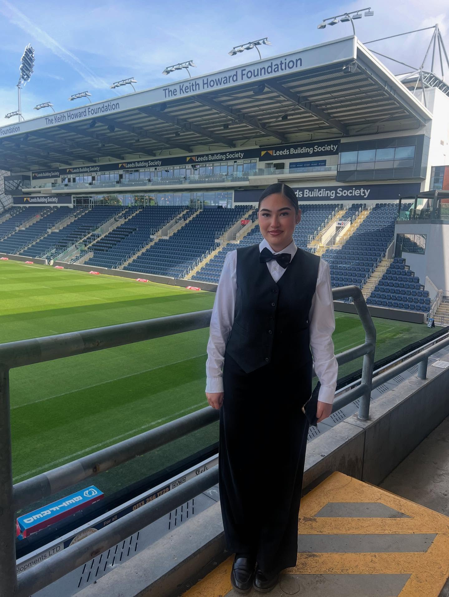 ☀️ Summer is well and truly upon us! ☀️
Whilst the rugby season came to an end at the Allianz Stadium, the cricket was ramping up in the North for the England Test Match at Headingley and T20 at Durham! 🏏
Can we take a moment to appreciate our fantastic Alayna rocking the bow tie! 🤵♀️