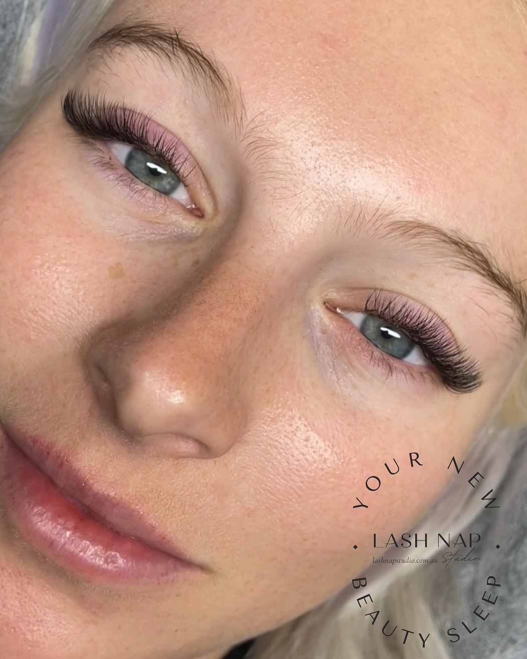 • Natural Hybrid by Lash Artist • 🧚🏻♀️
The cat eye effect doesn’t always need to be dramatic. Sometimes a softer cat eye shape with shorter and natural curls can still create a beautiful and eye-catching look which is perfect for everyday wear.
📍Unit 34, 159 Walcott St, Mount Lawley WA 6050
Book now:
lashnapstudio.com.au
#perthlashes #perthlashtech #perthlashartist #perthbeauty
#lashtechperth #eyelashextensionsperth #perthgirls #perthsalon
#perthmua #perthbrows #perthcosmetictattoo #lashnapstudio #mountlawleyperth #hybridlashes