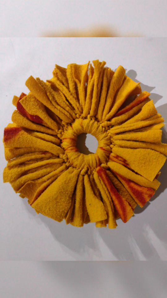 Cet été, on embarque dans une belle aventure collective avec Flair' Rita et Recreanimaux : le WOUF'ÉTIK BAG !
Un sac isotherme rempli de jeux 100 % recyclés et 100 % plaisir, pour accompagner les chiens (et leurs humains) partout en vacances 🧺🐾
Et oui pour te rafraîchir on a mis des images de neige !
👉 Et dans ce sac, tu trouveras le Douxnut signé La Zouzoulerie
💬 Mais c’est quoi un douxnut ?
Un jouet en forme d’anneau, à secouer, câliner, mordiller ou promener fièrement dans le jardin.
Pensé comme un petit doudou pour les Pot’à pattes, il est tout doux mais costaud 💪
🌿 Comme tous nos jouets, il est fabriqué à partir de tissus de seconde main :
- L’anneau central est formé avec des manches de t-shirts ou jambes de leggings, coupées et résistantes.
- Les franges sont en polaire de récup’, chiné en ressourcerie, pour ajouter de la texture, du fun et un peu de folie.
Le tout est cousu à Luzy, à la main, avec beaucoup d’amour.
💛 À retrouver chez @flair_rita_jeu et sur https://lescreaderita.fr/products/woufetik-bag !#lazouzoulerie #dog #chien #madeinfrance #handmadewithlove #petlovers #collaboration Toi aussi tu veux le tiens pour cet été ?