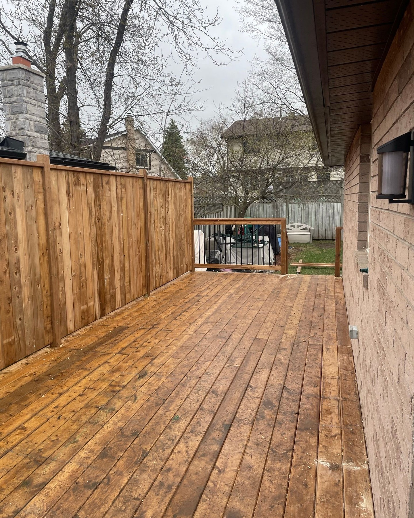 Built low, long, and clean.
Everything’s squared up, flows with the space, and gives that finished feel without taking over the yard.
Solid framing, tucked-in privacy, and a railing that ties it together.
Simple, clean, and done right. 👌