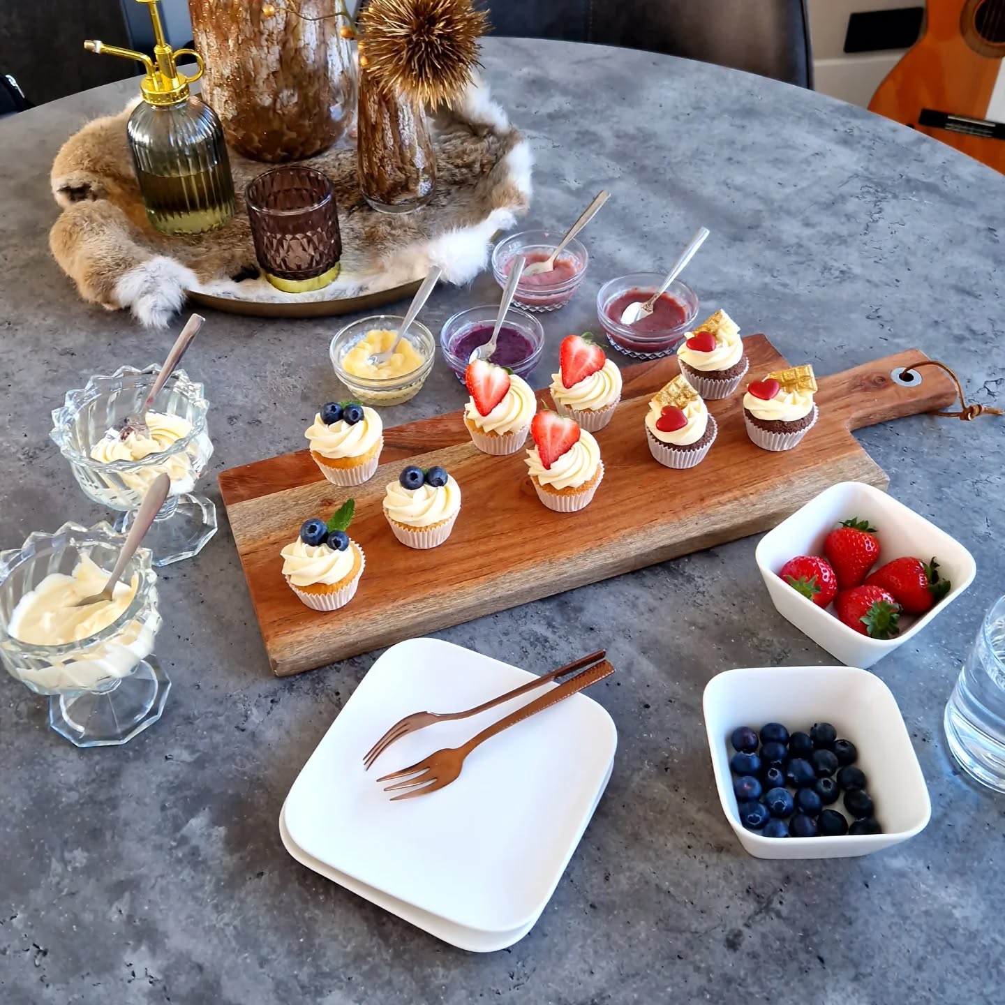 We moeten praten.....
Iedere unieke en onvergetelijke bruidstaart begint met een goed gesprek. Tijdens een proeverij kom ik bij jullie thuis en neem ik van alles mee om te proeven.
Tijdens deze 1,5 uur gaan we samen praten over jullie, de grote dag die er aan komt, wat jullie wensen zijn en wat jullie voor ogen hebben qua gebak. Jullie laten mij een moodboard (of een aantal foto’s) zien zodat ik precies weet wat jullie voor ogen hebben en ik mijn bruidsgebak daar naadloos op aan kan laten sluiten.
Na de proeverij ontvang je binnen een week (vrijblijvend) een samenvatting van ons gesprek en een bijpassende offerte.
Een proeverij voor 2 personen kost eenmalig €32,50 en als jullie er voor kiezen om mij het bruidsgebak te laten leveren dan wordt 50% van de proeverij kosten verrekend met het totaalbedrag van het bruidsgebak 🤵🏻👰🏼♂️
Zelf ook een proeverij aanvragen? Dat kan via het contactformulier op de website of via een berichtje in de DM.
#Suikertijd #trouwplannen #trouwtaart #jaikwiltaart #deliefdevieren #feestcupcakes #samengenieten #taartbestellenoldenzaal #Oldenzaal #Hengelo #Losser #Enschede