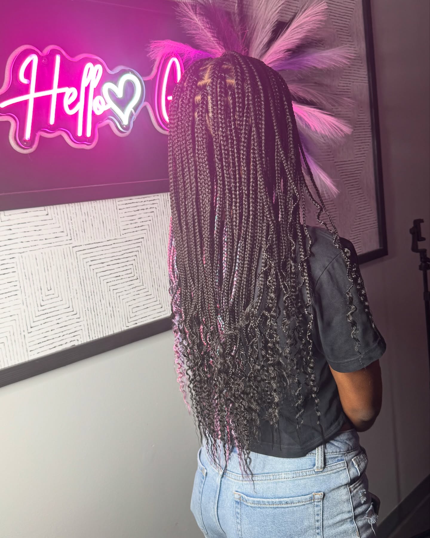 ☀️ It’s Summer Time – Knotless Braids Season! ☀️
Knotless braids are the go-to protective style for summer—lightweight, easy to manage, and perfect for vacations or everyday wear. Just get up and go! 🌴✨
This look features a custom color blend using premium @outre_hair for a flawless, vibrant finish.
Book your summer style today and start the season with a fresh, effortless look!
Click the link in my bio to schedule now.