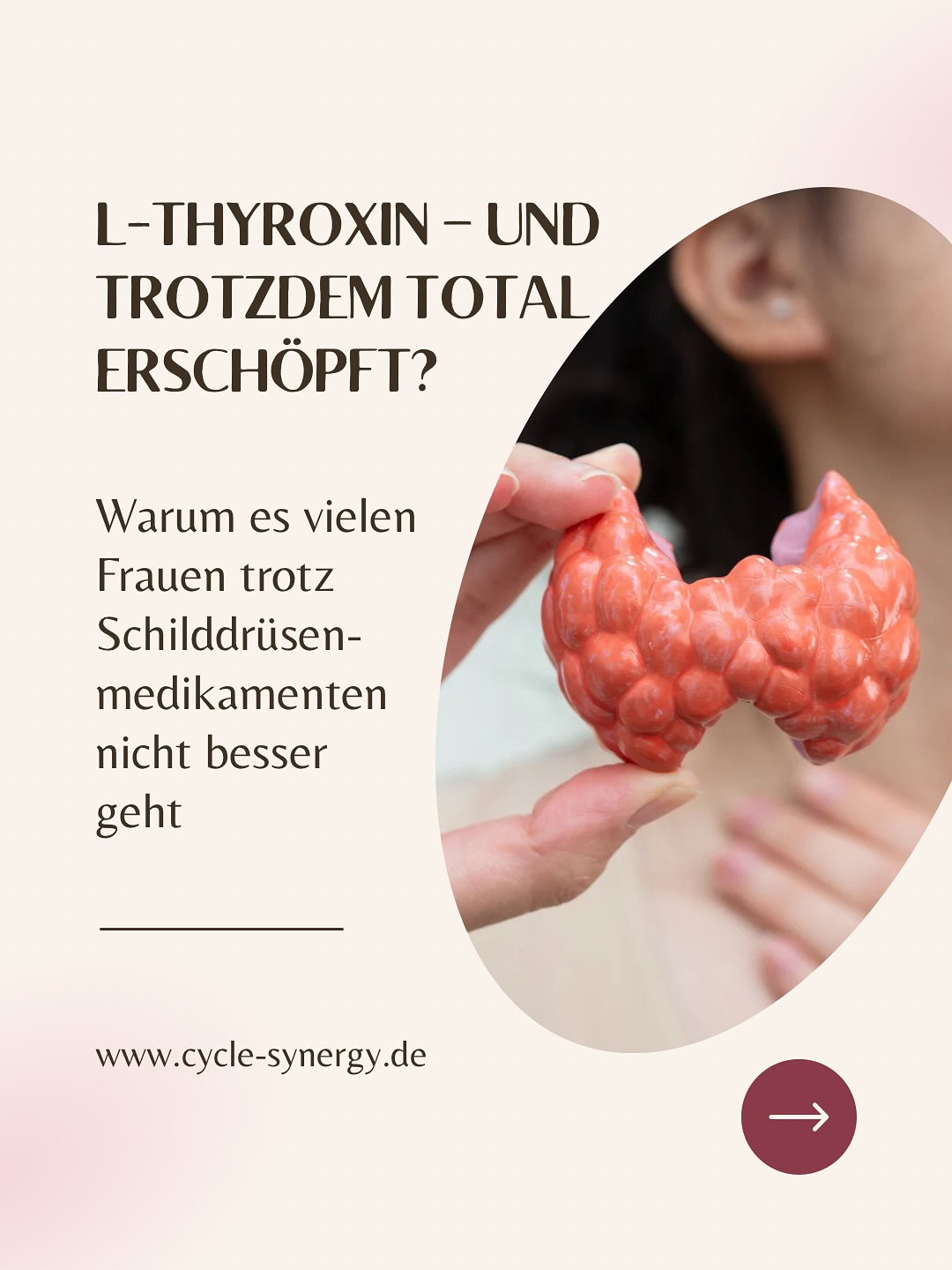 L-Thyroxin – aber du fühlst dich immer noch erschöpft, dir ist ständig kalt, du kannst dich nicht konzentrieren, hast Zyklusbeschwerden oder kämpfst mit hartnäckigem Gewicht?
Du bist nicht allein. Viele Frauen berichten von genau diesen Symptomen – trotz scheinbar „normaler“ Blutwerte.
💊 L-Thyroxin enthält nur T4, also die Speicherform des Schilddrüsenhormons.
Damit dein Stoffwechsel richtig funktioniert, muss dein Körper dieses T4 in das aktive T3 umwandeln. Und genau hier liegt häufig das Problem:
Die Umwandlung funktioniert nicht optimal – zum Beispiel durch Stress, Entzündungen, Nährstoffmängel oder hormonelle Dysbalancen.
📉 Die Folge: Das fT3/fT4-Verhältnis ist zu niedrig.
Ein Quotient unter 2,2 kann darauf hinweisen, dass dir trotz Therapie nicht genug biologisch aktives Schilddrüsenhormon zur Verfügung steht – selbst wenn die Einzelwerte im „Normbereich“ liegen.
🧪 Der TSH-Wert allein reicht nicht aus, um eine Schilddrüsenunterfunktion sicher auszuschließen – insbesondere bei persistierenden Symptomen.
Eine ganzheitliche Betrachtung inklusive fT3, fT4 und deren Verhältnis ist essenziell, um zu erkennen, ob dein Körper das Hormon tatsächlich verwerten kann.
🤍 Wenn du dich in dieser Beschreibung wiedererkennst:
➡️ In meinem neuen Blogartikel erkläre ich dir ganz genau, wie du das fT3/fT4-Verhältnis berechnest, was es bedeutet – und warum klassische Laborwerte oft nicht die ganze Wahrheit zeigen.
📌 Kommentiere „Low T3“ und ich schicke dir den Link zu meinem Blogartikel.
Quellen:
- Dr. Thomas Peter. Low-T3-Syndrom verstehen - und die Schilddrüse richtig unterstützen. Nextvital.
- Peeters, R. P. et al. (2003). Reduced activation and increased inactivation of thyroid hormone in tissues of critically ill patients. The Journal of Clinical Endocrinology & Metabolism. 88(7): 3202-11.
- Midgley, J. E. M. et al. (2018). Levothyroxine therapy achieves physiological FT3/FT4 ratios at higher than normal TSH levels: A novel justification for T3 supplementation? Clinical Endocrinology, 89(4)
#schilddrüse #ganzheitlichegesundheit #lowt3syndrome #hormonalhealth