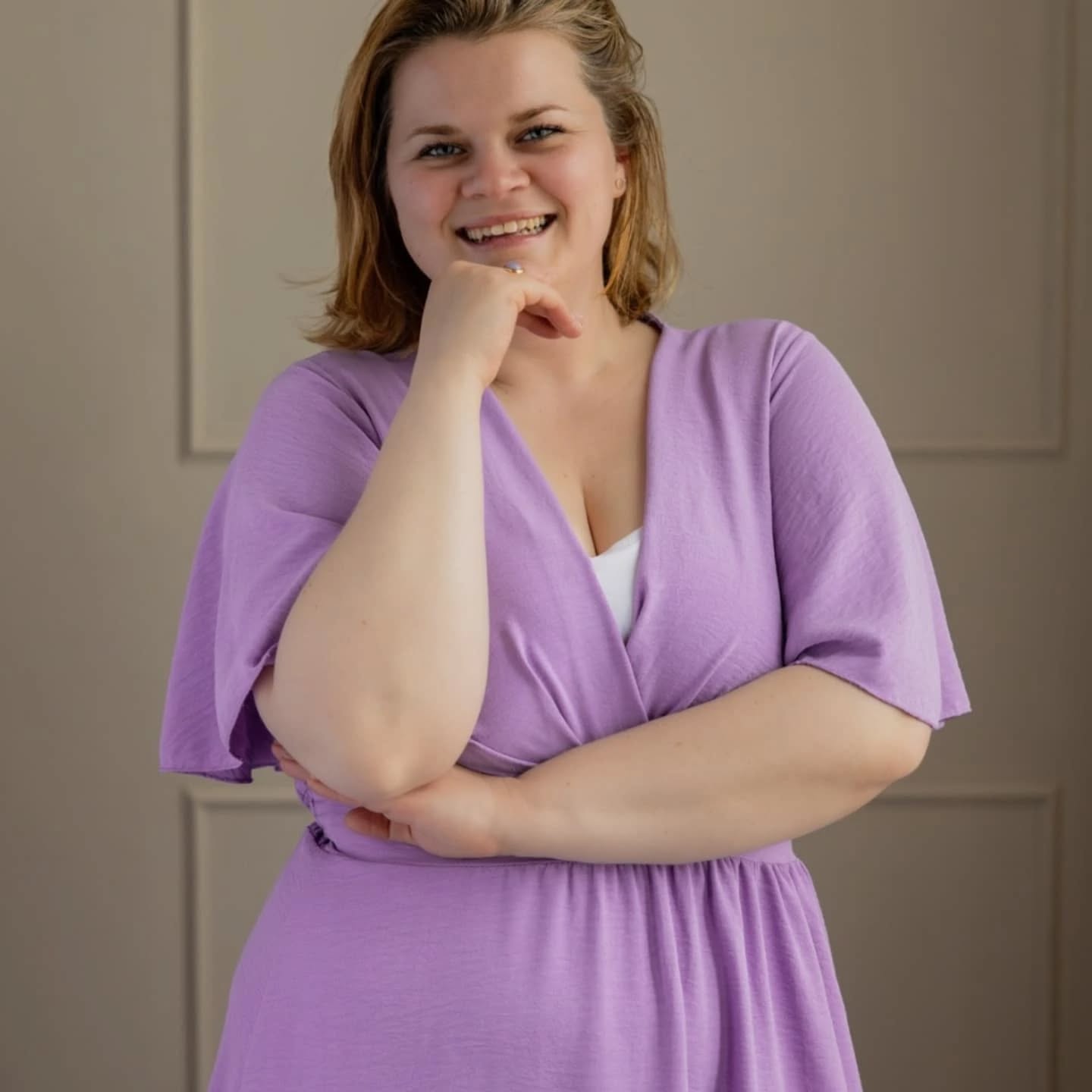 Ik ben Anoeska en ik woon met mijn man en 2 katten in Maassluis. Ik werk 3 dagen als juf op een basisschool. Op maandag en dinsdag ben ik te vinden bij LIV. Daar huur ik namelijk een ruimte voor mijn eigen praktijk: Holistische Kindertherapie Omgeven.
In mijn praktijk ga ik aan de slag met hoogsensitieve kinderen van 5 t/m 12 jaar. Hoogsensitiviteit is meer dan alleen heel gevoelig zijn. We zijn omgeven door prikkels die al je zintuigen waarnemen. Deze prikkels komen bij jouw kind misschien wel harder en in grotere hoeveelheden binnen. Hierdoor raakt je kind overprikkeld.
In de 1 op 1 sessies kijk ik met je mee wat jouw kind nodig heeft. Welke klachten ervaren jullie en hoe gaan jullie daar op dit moment mee om? Samen maken we een plan op maat en geef ik jullie oefeningen en handvaten mee.
Benieuwd hoe ik jullie kan helpen? Maak dan vrijblijvend een afspraak voor een gratis telefonische kennismaking door te mailen naar: anoeska@praktijkomgeven.nl
Kijk voor meer informatie op mijn website
www.praktijkomgeven.nl
En volg mij op Instagram @praktijkomgeven
Samen zorgen we ervoor dat jouw kind de beste versie van zichzelf wordt!