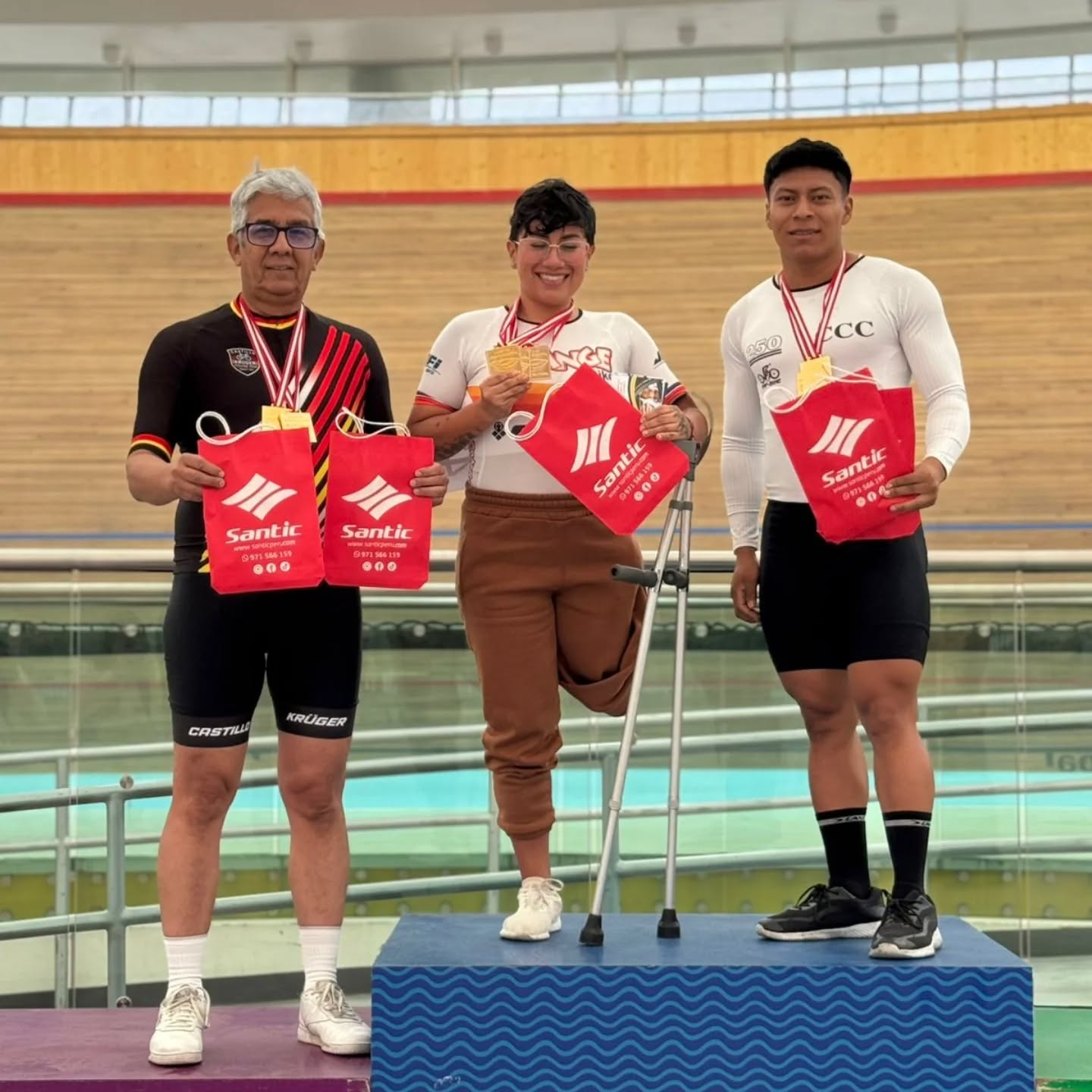 Santic Perú presente en la competencia de pista premiando a los mejores. ¡Felicitaciones a todos! 🏆🚴♂️
#SanticPerú #CiclismoDePista #ApoyoAlDeporte
