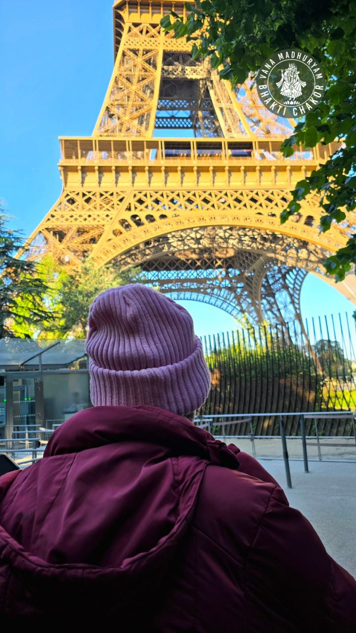 Morning walk in Paris be like..
.
#paris #france #morningroutine #morningvibes #morningwalk #harekrishna #krishna #bhakti #bhaktichakor #vanamadhuryam #jaygurudev