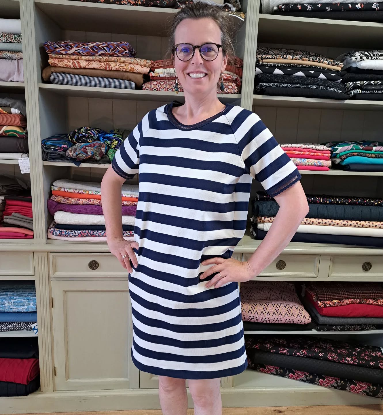 Sandrine heureuse 😃 et c'est normal, elle a fait son patronage à partir d'une de son modèle préféré et ensuite elle a réalisé dans cette maille rayé @lescreativesdinan ,cette jolie robe sur mesure !
Félicitations car très beau raccord de rayures 😃👍