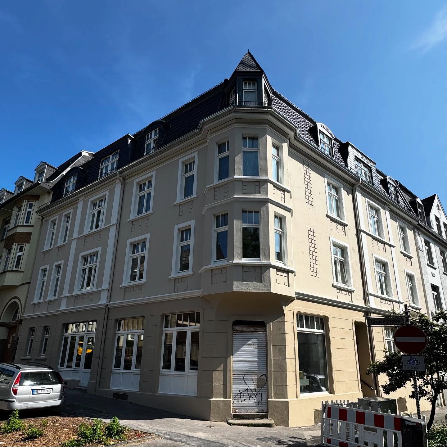Zickzack und so schnell wurde die Fürstenstraße ab gerüstet… 😝
Das Haus erstrahlt wieder im neuen Glanz und sieht ganz wunderbar aus.
Wir freuen uns schon auf die Übergabe an die Eigentümer.
Liebe Grüße,
Rebecca und Philipp
.
.
.
.
#denkmalimmobilien
#jugendstil
#steuernsparen
#denkmalafa
#steuernsparenmachtglücklich
#immobilieninvestment
#werteerhalten
#lofts
#kfwförderung
#kfw
#kapitalanlage
#nrwinvest
#denkmal-nach.com