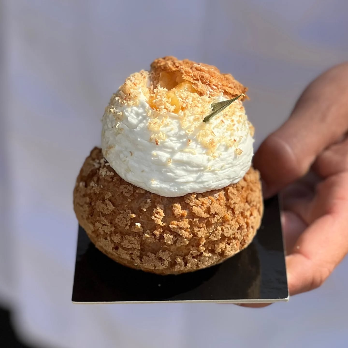 đ NOUVEAUTĂ EN BOUTIQUE đ„„
Un air de vacances souffle sur la vitrine âïž
Découvrez notre chou du moment façon Piña Colada (sans alcool bien sûr) !
đ„„ CrĂšme piña colada onctueuse
đ Ananas rĂŽti au four, lĂ©gĂšrement caramĂ©lisĂ©
đŽ Chantilly coco aĂ©rienne
le croustillant signature que vous adorez
Un voyage en une bouchĂ©e đ
đž : @k_rolight_food
đ Ă retrouver dĂšs aujourdâhui au 14 avenue MarĂ©chal Foch â Nice
đŻ QuantitĂ©s limitĂ©es comme toujours !
#JonathanLePùtissier #ChouGourmand #PinaColada #ChouxMinute #PùtisserieDeSaison #Nice06 #FoodPorn #CréationPùtissiÚre #ChantillyCoco #AnanasRÎti