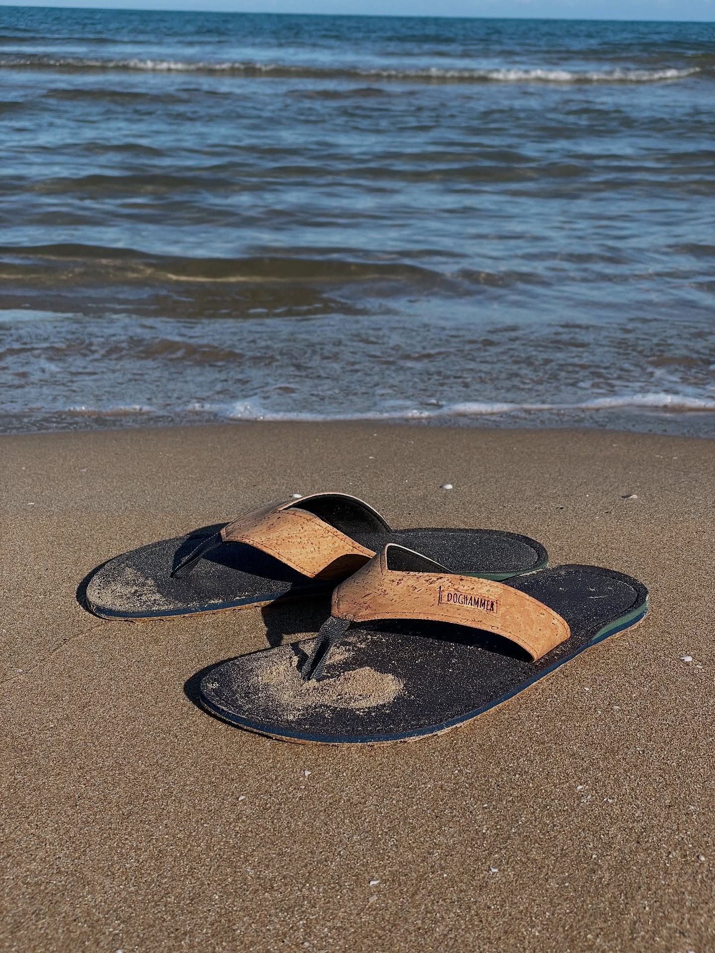 🏖️ Der Urlaub ist vorbei – Zeit, die Surf-Vibes mit nach Hause zu nehmen! 🤙
Die Tage am Strand mit Sand zwischen den Zehen und endlosen Wellen liegen hinter uns – aber der Sommer-Style geht weiter. Mit unseren Balance Boards hältst du das Surf-Feeling auch zu Hause am Leben. 🌊🏄♂️
Und eine absolute Herzensempfehlung: Doghammer! Dort kannst du dir deine Flip Flops selbst zusammenstellen – genauso individuell wie unsere Boards. 🩴🌱 Nachhaltig, bequem und einzigartig – so wie du.
Egal, ob du dein Gleichgewicht trainierst oder die nächste Reise planst – mit Surfstylefever und Doghammer hast du immer die besten Begleiter an deiner Seite. 💙
#Surfstylefever #Doghammer #BalanceBoard #SurfVibes #Nachhaltig #UrlaubIstVorbei #KeepTheVibeAlive #Handmade #Individuell #supportlocal