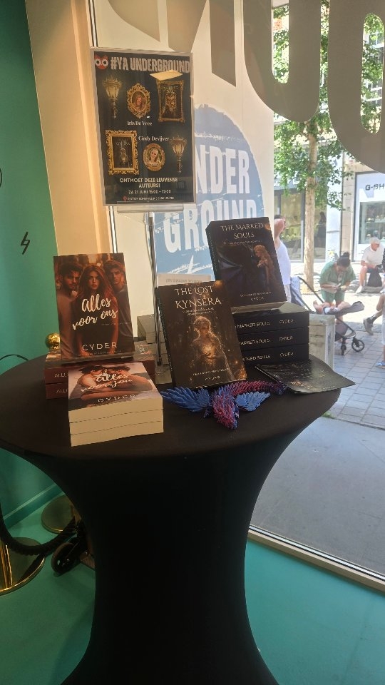 ✨ De eerste signeerdag zit erop… en wat. een. dag.
Ik heb zó genoten van deze ervaring — de ontmoetingen, de gesprekken, de lieve woorden, en natuurlijk: het krabbelen in mijn eigen boeken. 📚🖊️
Een speciale dankjewel aan @sbleuven voor het warme welkom en de kans om dit te mogen beleven. Jullie maken dromen écht tastbaar. 💛
Dankjewel ook aan iedereen die langskwam, kocht, keek, of gewoon even glimlachte. Jullie maken dit avontuur onvergetelijk.
Op naar nog veel meer van dit moois!
Op 5juli sta ik om te signeren in @standaardboekhandelmechelen
#eerstevanvelen #signeersessie #standaardboekhandel #boekliefde #dankbaar #boekenbabbel #indieauteur #bookstagramnl
Ps. Het draakje komt van @hamelryck_3d_design