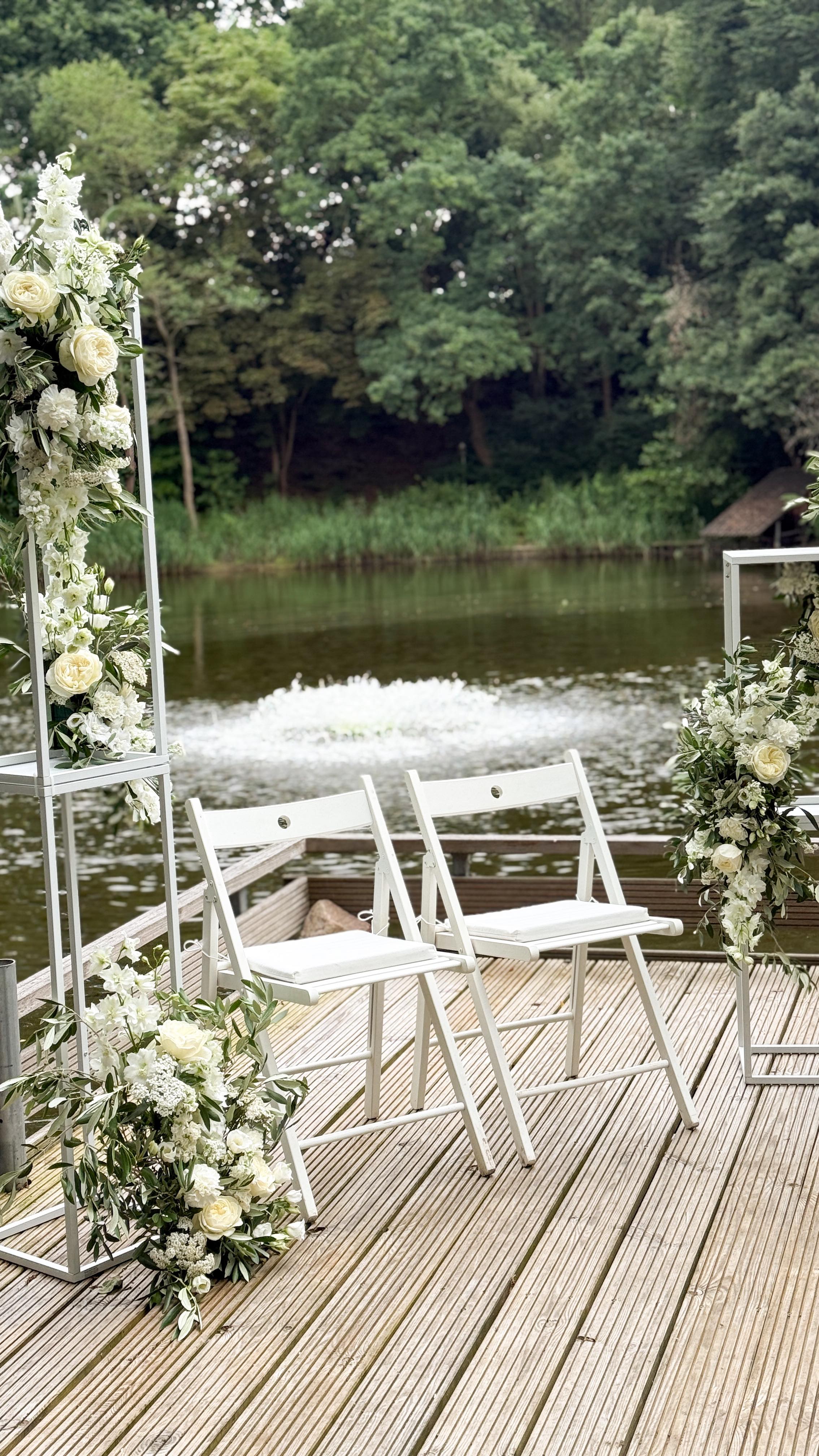 Lara & Jonathan | 28.06.2025
Was für ein Tag 🤍
Heute haben wir die Toskana in den Nordenholzer Hof geholt.
Mit der Vision von italienischer Leichtigkeit, Olivenzweigen, Zitronen und weißen Rosen kam die Braut zu mir.
Und wir haben die Toskana für einen Tag nach Deutschland geholt.
Ein Konzept, das nicht nur von Italien inspiriert ist, sondern das zeigt, was das Paar liebt und die Persönlichkeit der beiden zu 100% widerspiegelt – stilvoll, mediterran und voller Gefühl.
Es war mir so eine Freude heute dabei gewesen sein zu dürfen.
Das ganze Team hat heute alles gegeben, um den Tag für die beiden perfekt zu machen 🤍
Location: @nordenholzerhof
Fotografie: @traumfabrikfotografie
Hair & Make Up: @marina_bridalstylist
Traurede: @inessa104
Anzug: @bespoke_oldenburg
Floristik & Dekoration: @ivyandrose_de
#italywedding #italyweddingdesign #luxurywedding #glamorouswedding #elegantwedding #weddinginspiration #weddingidea #weddingday #hochzeit #hochzeitsinspiration #hochzeitsdeko #hochzeitsdekoration #hochzeitsinspo #italienhochzeit