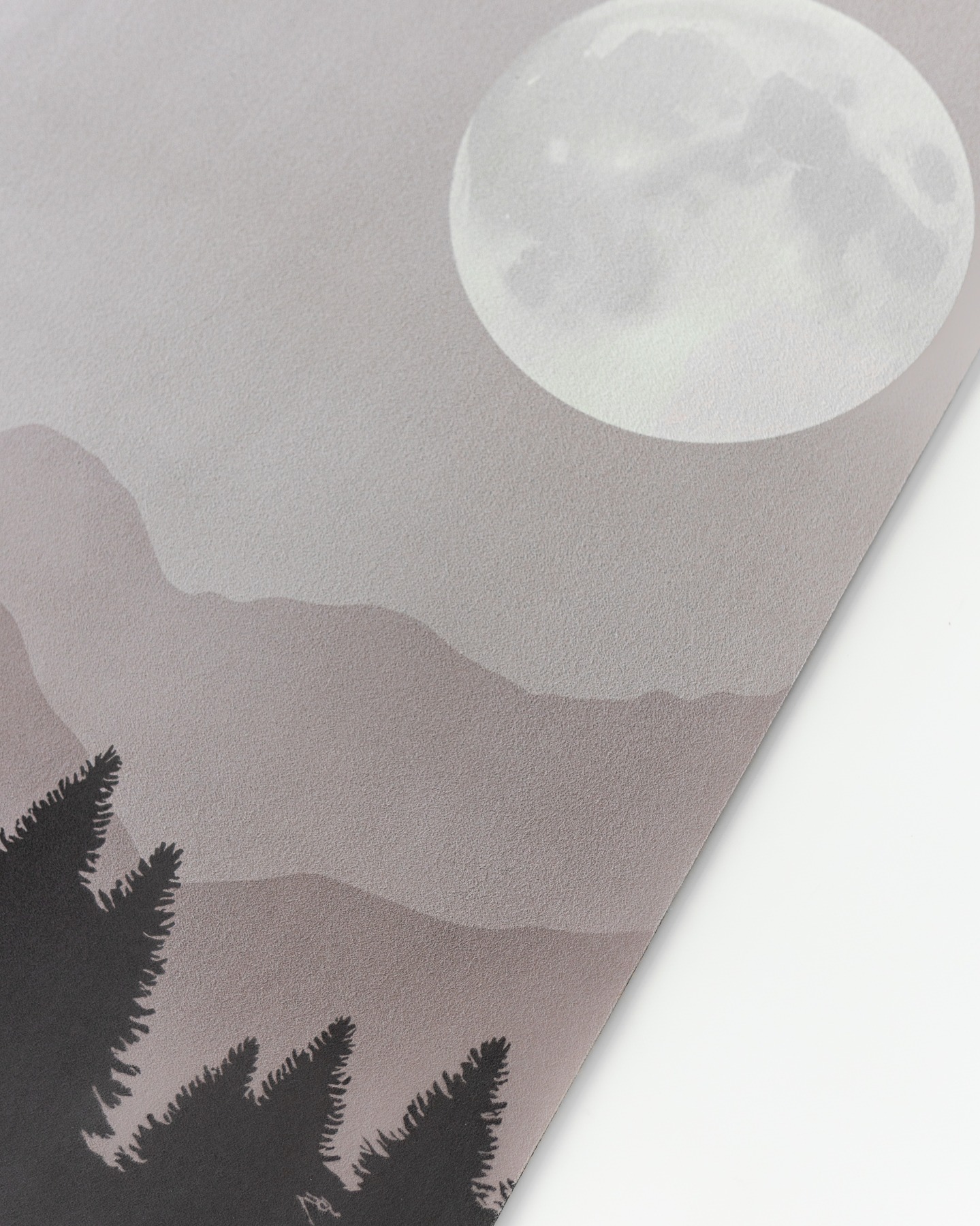 Ráda bych vám nabídla menší náhled designů, na které se můžete těšit. Tato podložka je pro mě velmi výjmečna, neboť je inspirována Červenohorským sedlem, místem, které mi je velmi blízké. 🤍
Tento design vystihuje kouzlo hor - mé útočiště. Místo, kde můžeme zapomenout na všechny starosti a načerpat novou energií. ✨Každý detail této podložky odráží nádheru přírody a vyzařuje klid, jenž nás spojuje s tím, co je opravdu důležité.
#Moontouchmatty
#jogaolomouc #jogamatky #jogadoma