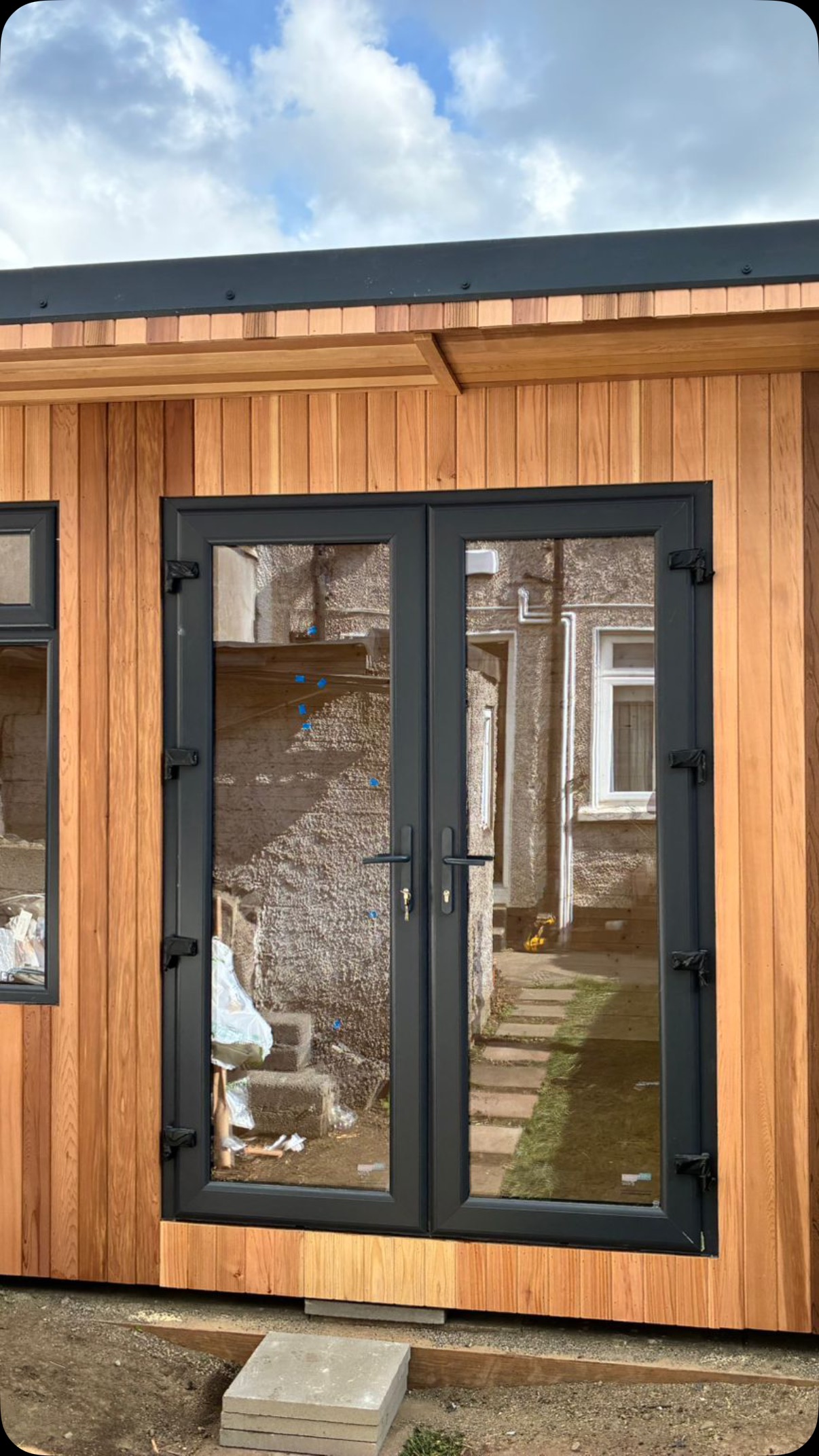 This beautiful Cedar cladding really adds a superior natural aesthetic, giving that little bit of extra warmth and character with its red/brown hues. It is durable, a natural insulator and good for sound proofing due to its porous nature. It weathers over time to silvery/grey tones, so in order to keep its red/brown hues , staining the timber will prevent this. Cedar is not our standard finish on cabins, it is an additional extra , please message for further information #morantimbercabins #cedarcabin 🪵
