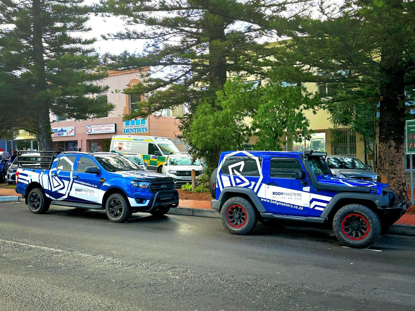 🌍🇿🇦 Für den neuen Standort von @bodymasters_southafrica in Hout Bay, durften wir zwei echte Eyecatcher realisieren: Ein vollfolierter Jeep und ein kraftvoller Ford Ranger, komplett in dynamischem Blau, veredelt mit präziser weißer Beschriftung – natürlich inklusive individuellem Design aus unserem Haus.
#fahrzeugbeschriftung #vollfolierung #jeepwrap #fordranger #bodymasters #southafrica #houtbay #carwrap #brandingonwheels #icdprinting #icdwerbestudio #werbetechnik #fahrzeugwerbung #jeep #blaufolie #weißebeschriftung #kapstadt