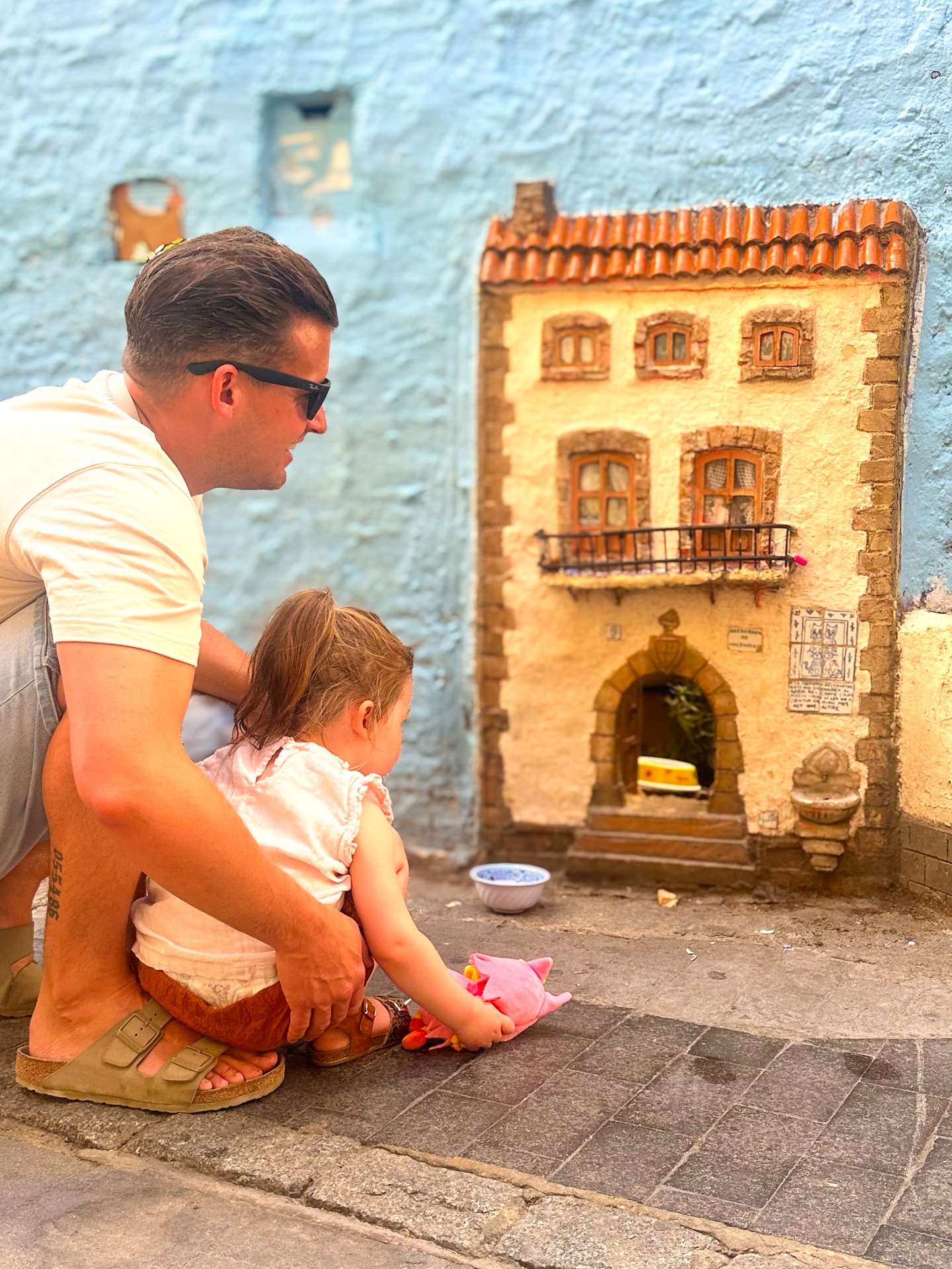 Did you know that we have a tiny cat house in Valencia? Located at Carrer del Museu you will find a typical classically Valencian way styled house. It´s only 2 foot tall but it has a Spanish tiled roof, a little fountain and a ´garden´. 🐈⬛🐈🐈⬛🐈
Well, ok it’s actually just a potted plant, but use your imagination!
Legend has it that the old woman who owned the house left it for feral cats…
Is it true? It´s a mystery but refferring to the legend that the Christian knight El Cid banished cats from Valencia after taking the city from Muslims… only four survived to repopulate the city. The wall housing the facade is topped with the sculpture of a goat, in reference to an old Gitano performance of having a goat climb a ladder while a man played a barrel organ. 🐐
Visit this cute tiny cat house… next door you will find one of our favorite bars @cafe_museu found in 1972 and a favorite haunt of the local Art students. Every sunday they serve decent Paella and on Wednesdays from 21h there is an auction with old toys, books and vinyl records. 🍻
And on the other side of the street; the @cccc_centredelcarme (cultural center), a true oasis of calm and relaxation with exhibitions and concerts. The building itself was built on the site of ´Nuestra Señora del Carmen de Valencia Royal Monastery in 1281… one of our favorites to find peace!
Visit Barrio del Carmen… one of the oldest, most beautiful and interesting areas in Valencia.
Follow us for more tips and tricks and… see you in Valencia! ☀️
Tours in DE/EN/ES/IT/FR/NL
.
.
#gezelligfietseninvalencia #valencia #gezelligvalencia #fietstour #biketour #hiking #hikinginspain #fietseninvalencia #weekendjeweg #cargobike #getinvolvedvalencia #bezienswaardighedenvalencia #bikerental #nederlandsegidsinvalencia #bezienswaardighedenvalencia #citytripvalencia #stedentrip #fietstocht #thingstodoinvalencia #visitvalencia #highlightsvalencia #winetasting #tapastour #paellacookingclass #cathouse #cats #catlover