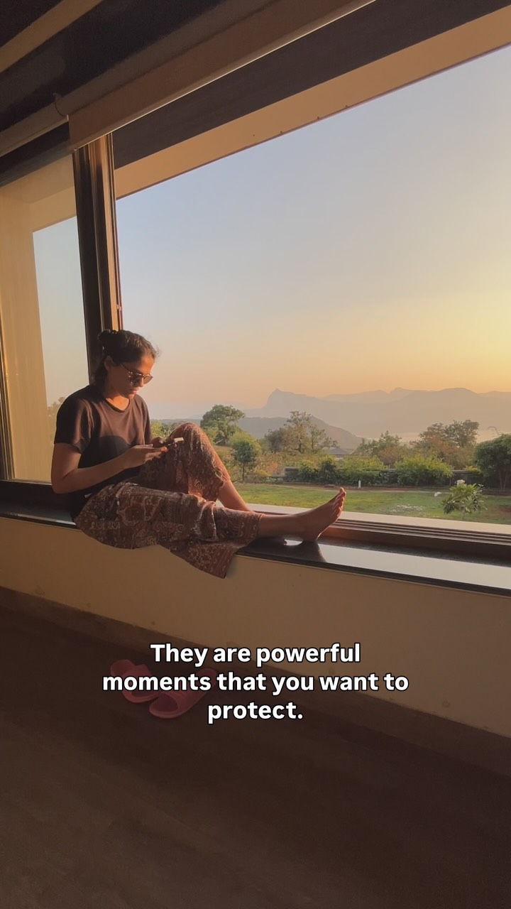 When you first wake up, your brain is in a transitional state between theta and alpha brainwaves — a deeply creative, reflective, and highly suggestible zone.
This is when:
✨ Clarity is high
🧠 Problem-solving is fluid
🧘 Nervous system is still calm
🔁 Your brain is highly impressionable
Jumping into screens immediately disrupts this natural rhythm, spikes cortisol, and floods your mind with external noise before your own thoughts even land.
Instead of phone notifications, try:
☀️ Breathwork
📖 Reading a page
🤸 Light movement
🧂 Water with a pinch of salt