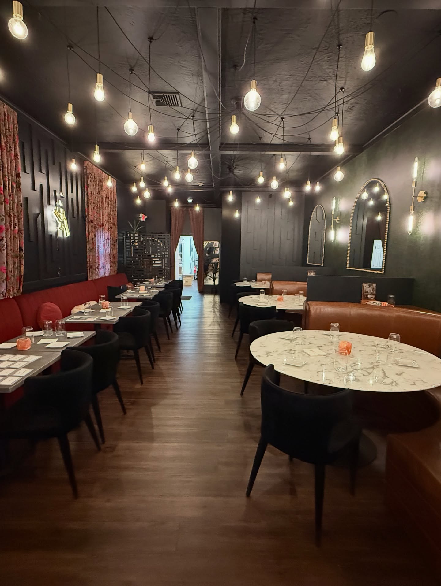 Thank you to everyone who came out for the WEN summer mixer at @vinethirtytwo last week! We had a great time networking, wine tasting and snacking on yummy charcuterie! Thank you to @vinethirtytwo for hosting and to @gusandjeanmusic for their perfect background music. It was a fun night filled with a lot of smiles! Can’t wait for the next one! 🙂 ☀️🧀🍷🤝🎶