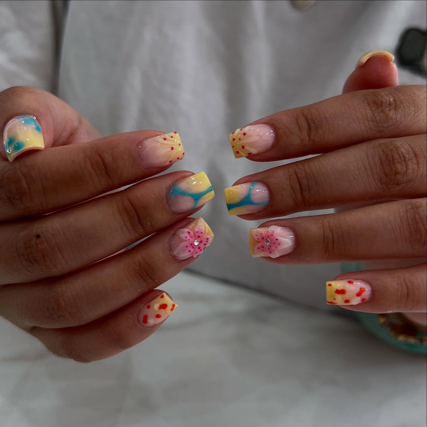 For the small/short nails girlies.. we got you!
โข BIAB on natural nails with mixed design