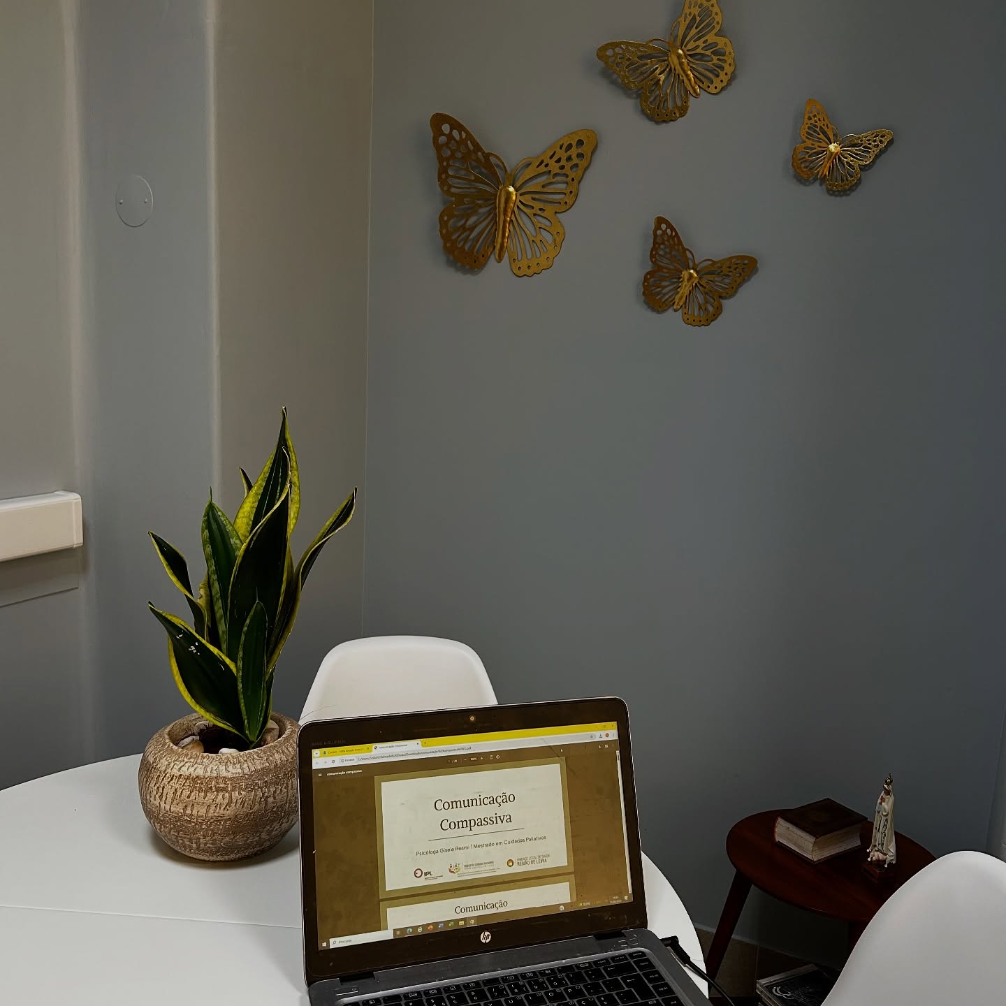 Pequenos recortes da imensidão dos cuidados paliativos! 💛
Foram dois meses intensos em todos os sentidos. Entre a correria e a presença no hospital, e o aconchego do meu cantinho na clínica online, fui me reorganizando para cuidar dos meus e de mim.
E teve café. Muito café. 😅☕️Acompanhada, sozinha, logo cedo, pós-almoço, pra dar ânimo, pra respirar, pra pausar.
Hoje fecho a parte prática do mestrado com o coração cheio. Cheio de encontros, aprendizados, escutas, silêncios, trocas que marcaram.
Cuidar, mais do que fazer, é estar presente. É estar junto, com tudo o que isso carrega: limites, desafios, presença, afeto… Sigo com a certeza de que cuidar é também se deixar tocar. E que presença, às vezes, é o maior cuidado que podemos oferecer ✨