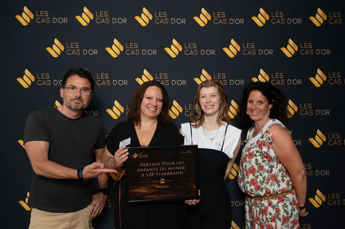 🏆 SCOOP Récompense agence : Cas d’Or Grandes Causes ! 🏆
Notre campagne, pour @partage__association, « Je donne une chance » mettant en scène la généreuse artiste @instashym a eu l’immense honneur de remporter le prix Les Cas d’Or Grandes Causes – catégorie Enfance. 🌍💚
Cette cause nous tient particulièrement à cœur, portée par PARTAGE depuis 1973 : soutenir les enfants les plus vulnérables dans le monde.
Bravo au réalisateur @pierretaisne, ainsi qu’à toutes les équipes mobilisées, la team S2R STARBRAND pour l’engagement et ce beau résultat. Un grand merci à @catherinebuchfaure et @pascal_gyt pour une organisation sans faille, ainsi qu’aux membres du jury pour leur attention, leur bienveillance et les échanges passionnants lors de cette belle soirée de remise de prix Grandes Causes Cas d’Or 2025. 🙏
Bravo & 1000 mercis à tous les médias qui nous soutiennent – ce prix est le vôtre aussi ! ✨
#agency #communication #jedonneunechance #engagement #talent #campagne #solidaire #solidarité #partage