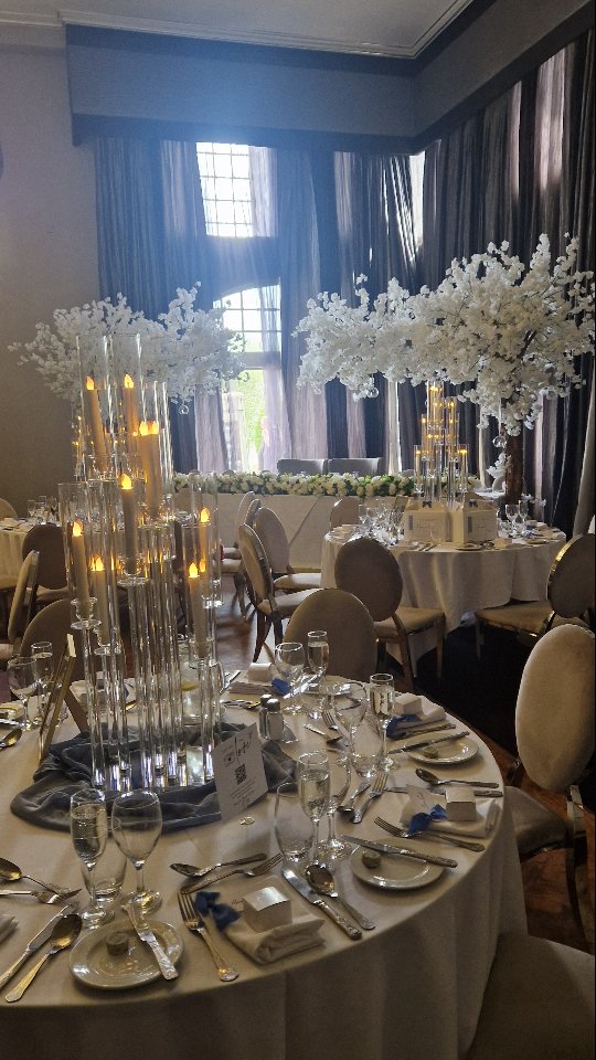 Huge congratulations from us to Hannah and Lewis who got married at @derwentmanorhotel a few days ago.
We helped make their day just a little more special with our full room decor, venue styling expertise and magic mirror for a bit night-time entertainment.
Big shoutout to the other suppliers there
Photographer @m.p_weddingphotographer
Videographer @starkfilmweddings
Singer @sophiemairimusic
Surprise saxophonist @lucyrokketmusic
Venue @derwentmanorhotel
#whiteblossoms #weddingdecor #weddingaisle #magicmirror #magicmirrorphotobooth #whitewedding #weddingplanning