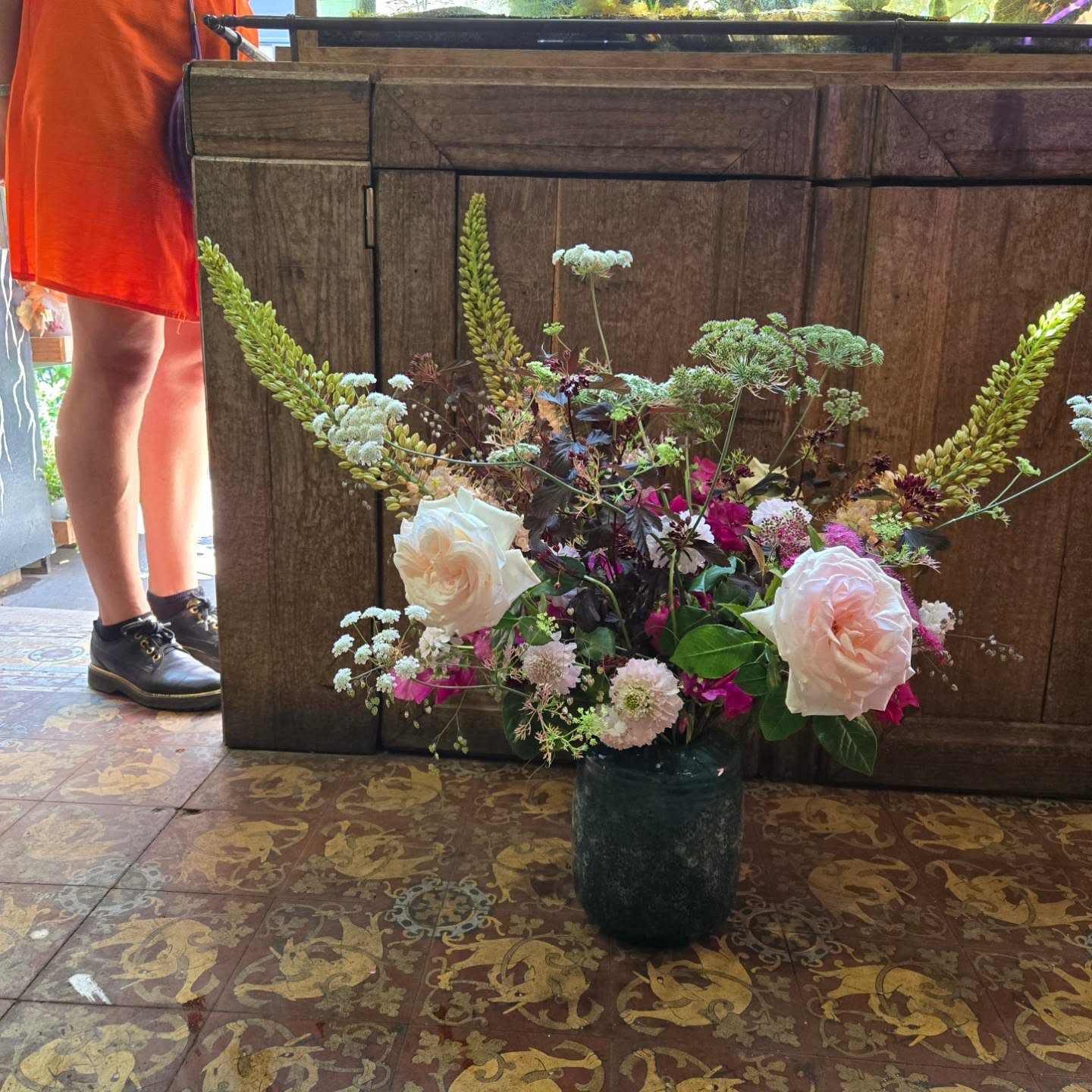 La femme à la robe orange