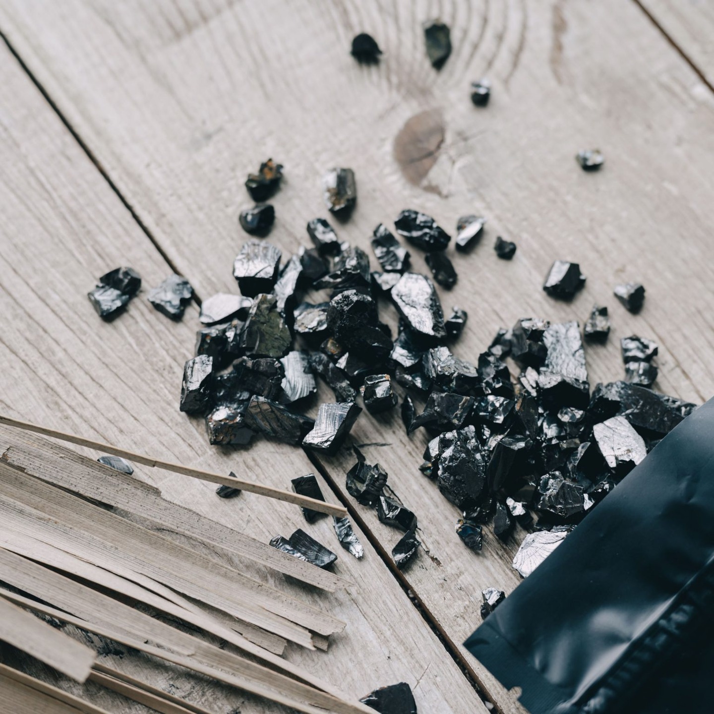 🌿💧 ¡Purifica tu agua con el poder de la Shungita de Elite! ✨
¿Sabías que el agua que consumes puede contener impurezas y energías negativas? Con las piedras de Shungita de Elite, ahora puedes purificar el agua de manera natural y efectiva, mejorando su calidad y potenciando sus beneficios para tu salud.
La Shungita de Elite, proveniente de Karelia, Rusia, es una variedad rara y de alta pureza de shungita, conocida por sus propiedades únicas para purificar y energizar el agua, eliminando toxinas y mejorando la calidad del líquido vital.
🌿 Beneficios de las piedras de Shungita de Elite para purificar el agua:
🔹 Purificación natural: Las piedras de Shungita de Elite ayudan a eliminar impurezas y contaminantes del agua, mejorando su sabor y calidad.
🔹 Energización del agua: Aumentan la energía vital del agua, favoreciendo el equilibrio del cuerpo y la mente.
🔹 Propiedades antioxidantes: La shungita de elite puede aportar propiedades antioxidantes al agua, ayudando a proteger las células y mejorar la hidratación.
🔹 Neutralización de radiaciones: Ayuda a reducir los efectos de las radiaciones EMF (electromagnéticas) en el agua, creando un líquido más saludable para beber.
🌿 Cómo usar las piedras de Shungita de Elite:
Lava las piedras con agua limpia antes de usarlas.
Coloca de 3 a 5 piedras de shungita de elite en un recipiente con agua (aproximadamente 1-2 litros de agua).
Déjalas reposar en el agua durante 12 a 24 horas para que la shungita libere sus propiedades.
Bebe el agua purificada y energizada. Puedes usarla para beber, cocinar o incluso para regar tus plantas.
🌱 ¡Empieza a purificar tu agua con Shungita de Elite y mejora tu bienestar!
Transforma la calidad del agua que consumes y disfruta de sus beneficios protectores y energizantes.
#ShungiLife #ShungitaDeElite #PurificaciónDeAgua #EnergíaPositiva #BienestarNatural #ProtecciónEMF #HidrataciónSaludable #Shungita