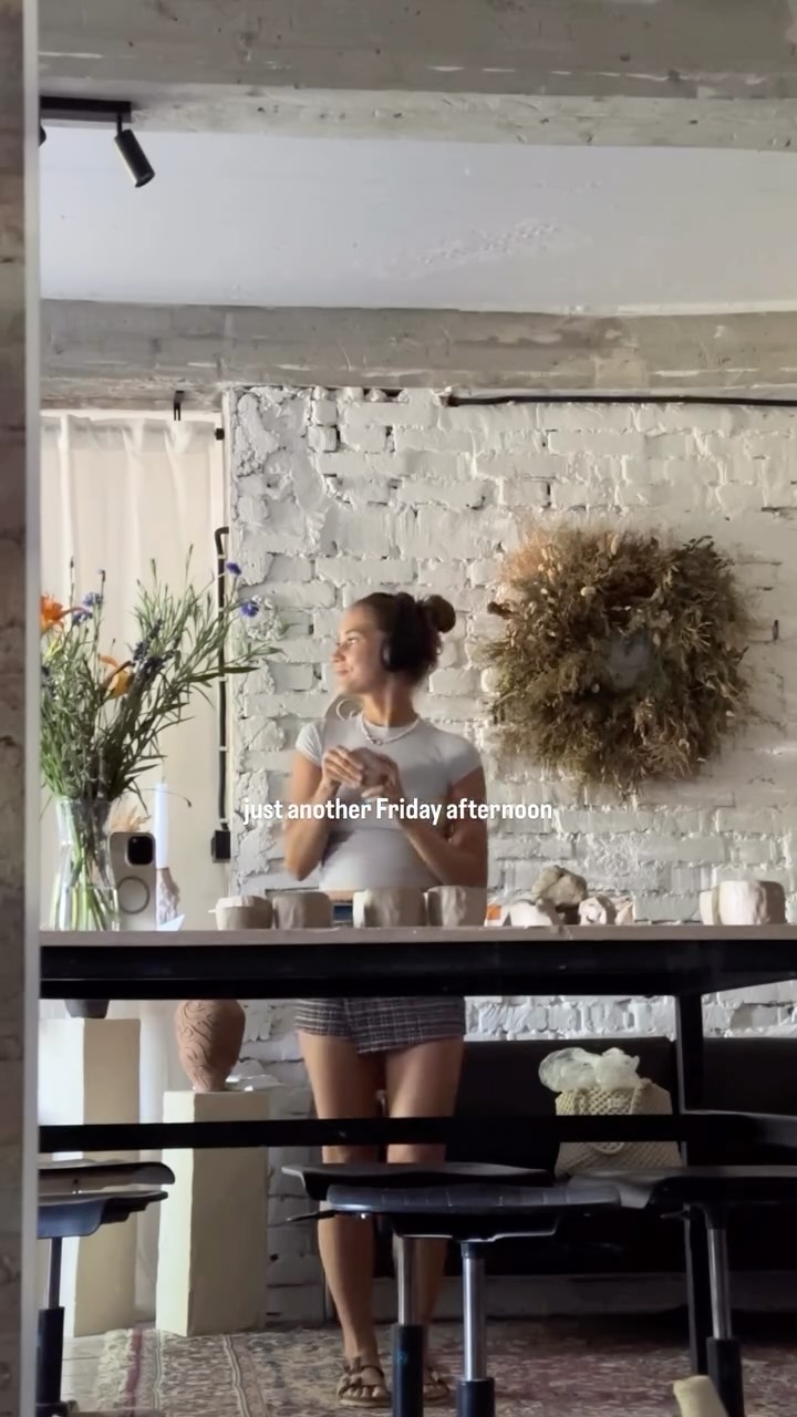 What do you mean if I didn’t sign up for that pottery class I wouldn’t be living this life — the butterfly effect is wild.🥲
#potterystudio #ceramicartists #clayart
